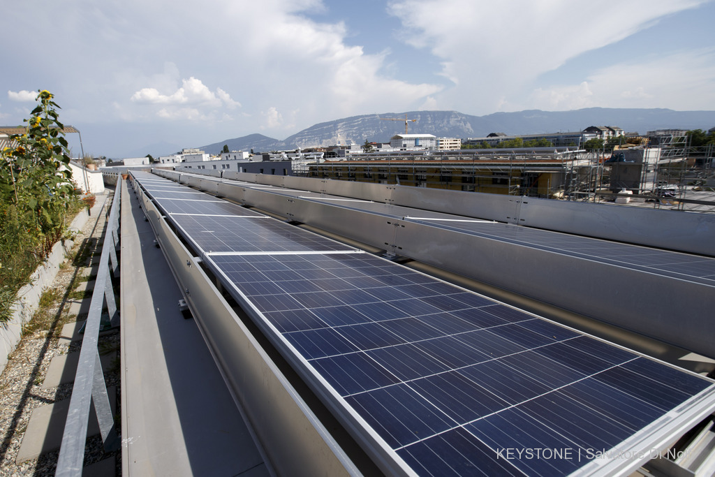 La transition énergétique passe notamment par l'installation de panneaux solaires pour utiliser de l'énergie durable.