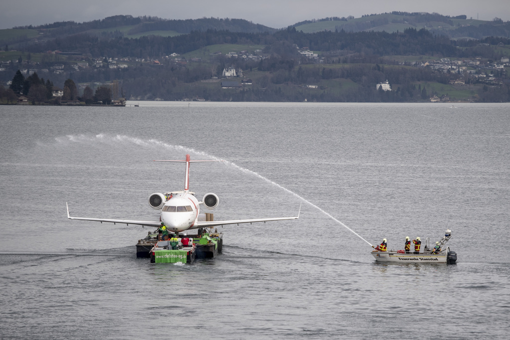 L'avion a été placé sur un ferry sur le lac des Quatre-Cantons à Alpnach (OW) tôt vendredi matin. Il est arrivé à Lucerne quelques heures plus tard.