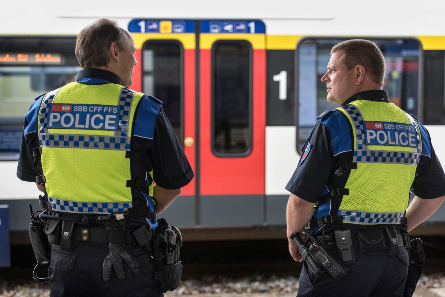 ARCHIV - ZUR ANGEBLICHEN GEWINNVERTUSCHUNG DER SBB BEI DER BAHNPOLIZEI (ARTIKEL BEOBACHTER), AM DIENSTAG, 13. MAERZ 2018, STELLEN WIR IHNEN FOLGENDES BILDMATERIAL ZUR VERFUEGUNG ---- Officers of the Swiss Federal Railways Transport Police pictured at Biel train station, Switzerland, on August 18, 2015. (KEYSTONE/Christian Beutler) SCHWEIZ BAHN SBB BAHNPOLIZEI