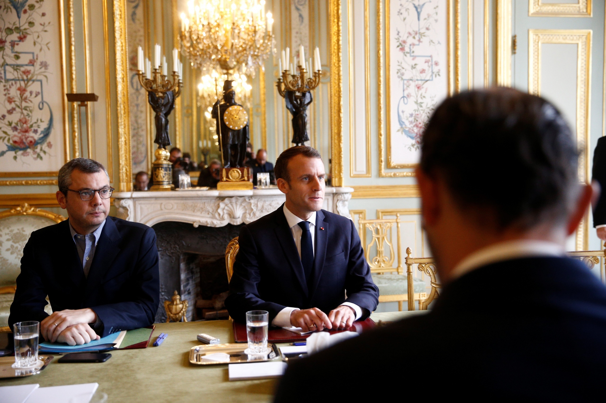 epa07203378 French President Emmanuel Macron (C) sits across from Prime Minister Edouard Philippe (R) and next to Chief of staff of French president Alexis Kohler (L) at the start of a meeting at the Elysee Palace the day after clashes between police and yellow vest protesters, in Paris, France, 02 December 2018. The so-called 'gilets jaunes' (yellow vests) are a protest movement, which reportedly has no political affiliation, is protesting across the nation over high fuel prices.  EPA/STEPHANE MAHE / POOL MAXPPP OUT FRANKREICH PROTEST GILETS JAUNES