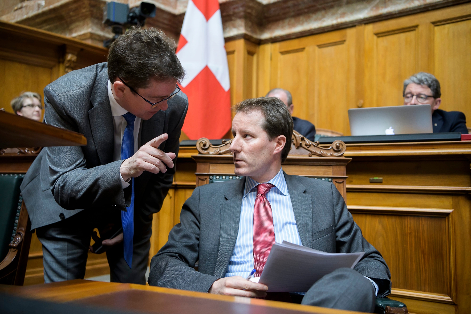 Albert Roesti, SVP-BE, links, und Thomas Aeschi, SVP-ZG, rechts, sprechen waehrend der Fruehlingssession der Eidgenoessischen Raete, am Freitag, 22. Maerz 2019 im Nationalrat in Bern. (KEYSTONE/Anthony Anex) SCHWEIZ SESSION NATIONALRAT