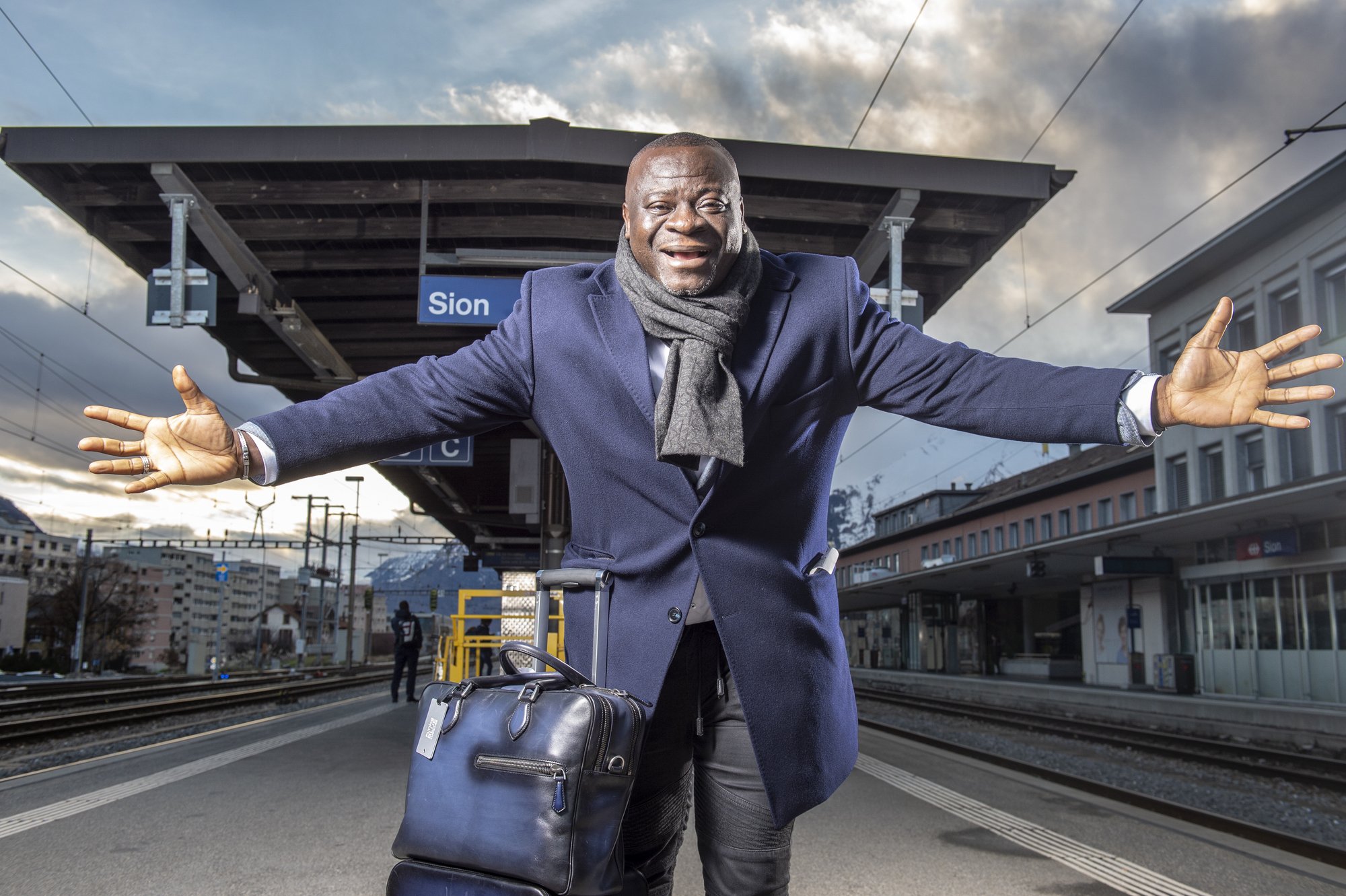 Ahmed Ouattara débarque à la gare de Sion vendredi avec sa légendaire bonne humeur malgré le froid. .