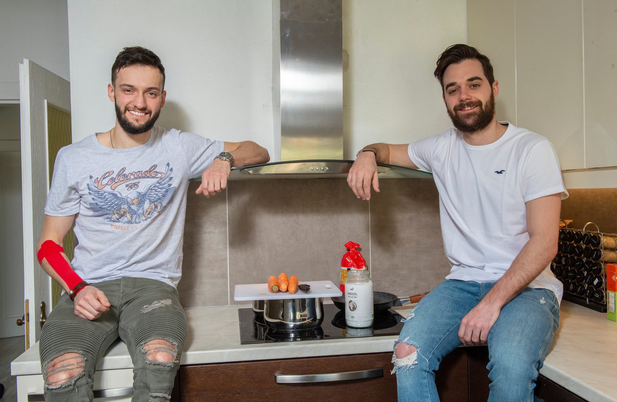 Marwan El Assaoui et Nicolas Dozin se retrouvent très souvent dans la cuisine. Ils tentent de préparer les repas ensemble, aussi souvent que possible.