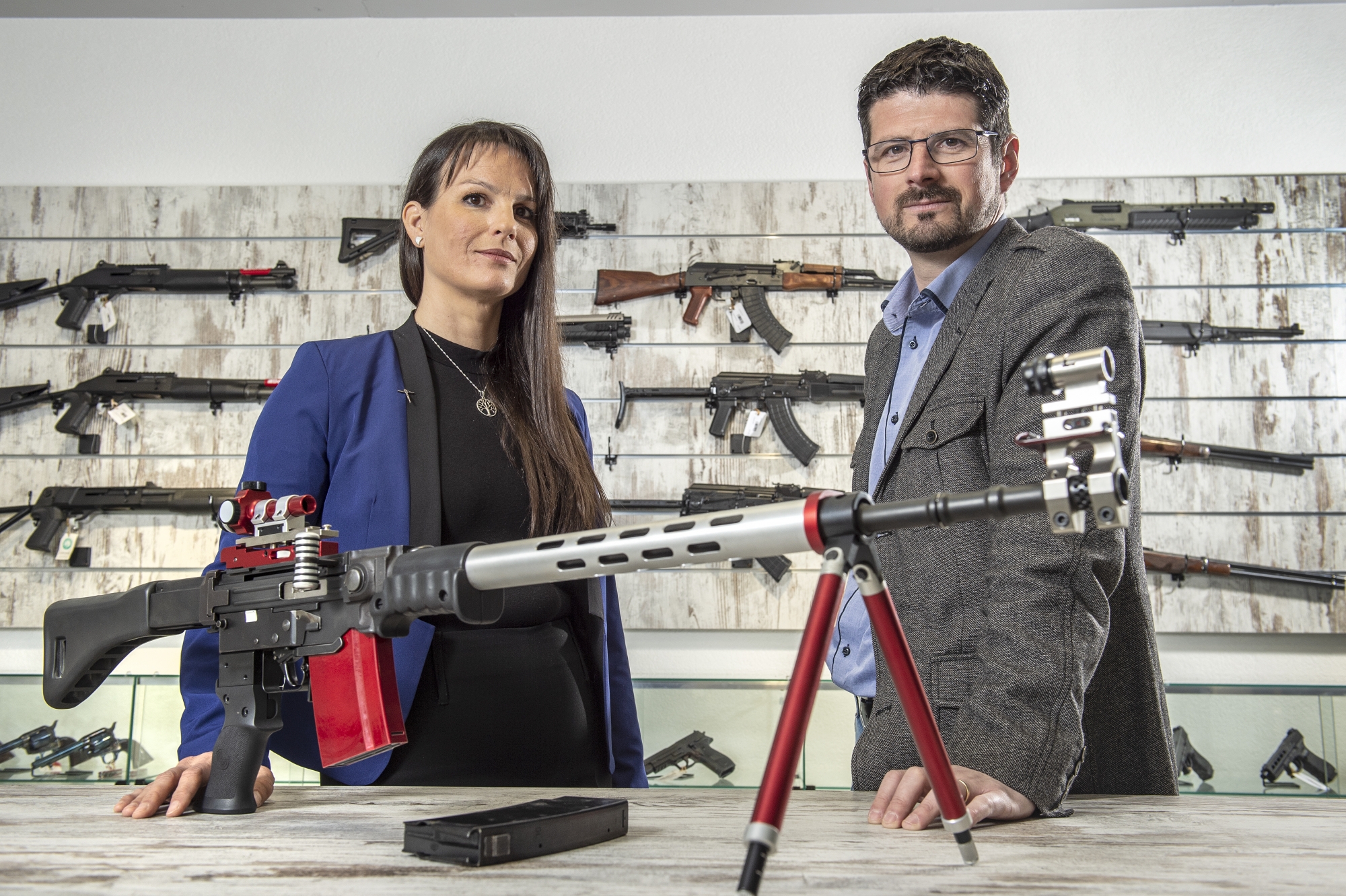 Anne-Marie Grand, chasseresse et Yannick Buttet, président de la fête cantonale de tir 2022 s'opposent à l'adoption d'une nouvelle loi sur les armes.