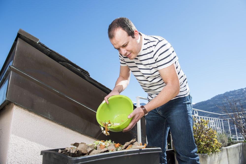 Les déchets verts (sauf ceux avec des protéines animales) partent nourrir les lombrics qui vont les transformer en compost.