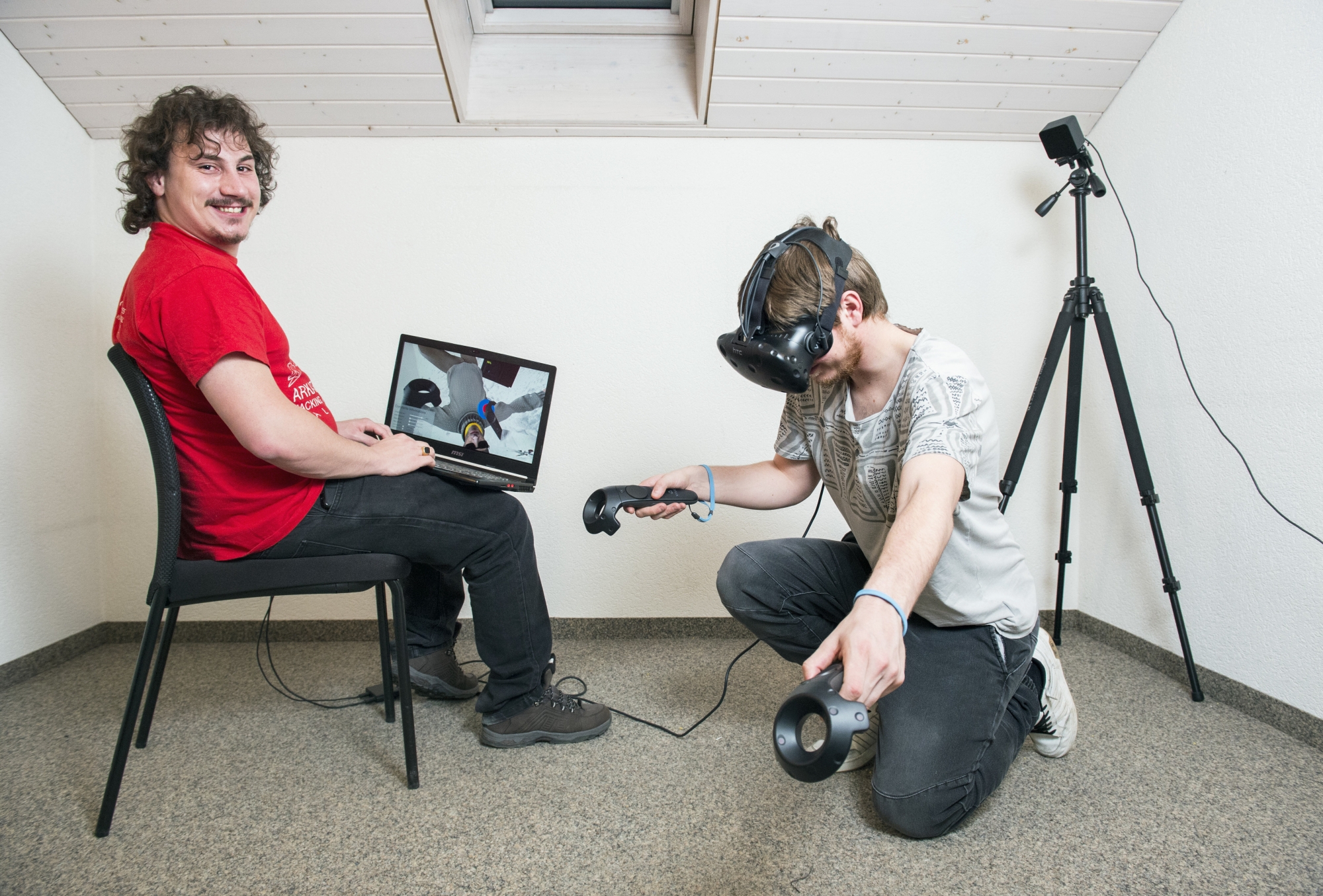 Jeff Zufferey et Loïc Berthod en pleine simulation de sauvetage grâce à leur application de réalité virtuelle.