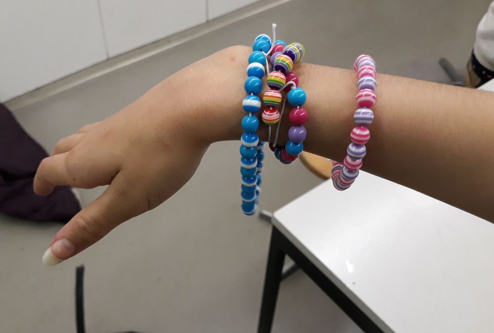 Les enfants peuvent confectionner des bracelets ou d'autres objets utilitaires.