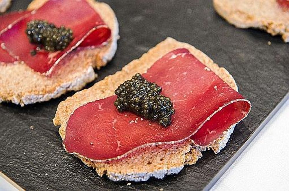 Le caviar produit à La Souste était proposé à la dégustation dans une déclinaison bien valaisanne.