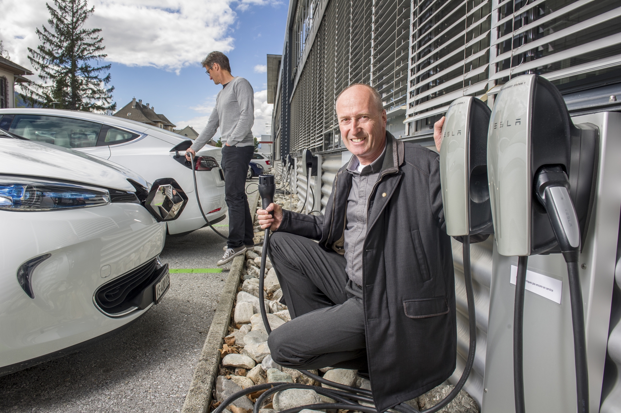 Le Techno-Pôle de Sierre a inauguré ce lundi la mise en service de seize bornes de recharge dédiées aux voitures électriques. Président du conseil d'administration de Techno-Pôle Sierre SA, Laurent Salamin indique qu'il s'agit du plus grand site de recharge pour véhicules électriques sur un lieu de travail, en Suisse.