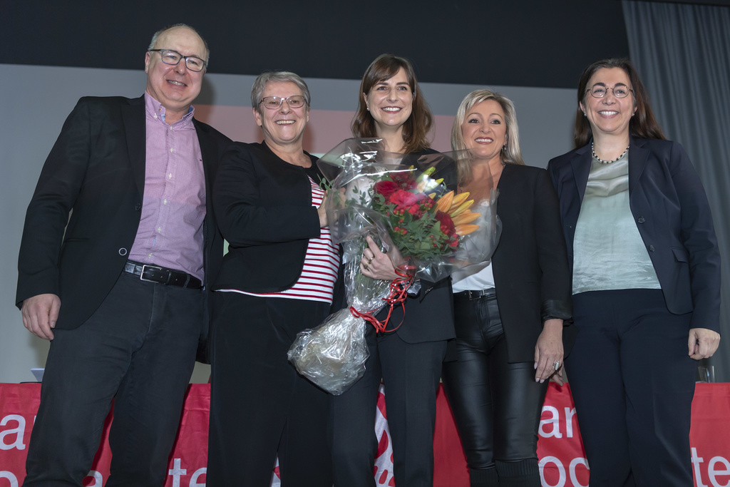 Rebecca Ruiz (centre) a succédé à Pierre-Yves Maillard. Elle devient donc la 5e femme au Conseil d'Etat vaudois aux côtés de Béatrice Métraux (gauche), Nuria Gorrite, Cesla Amarelle (droite) et Jacqueline de Quattro (absente de l'image).