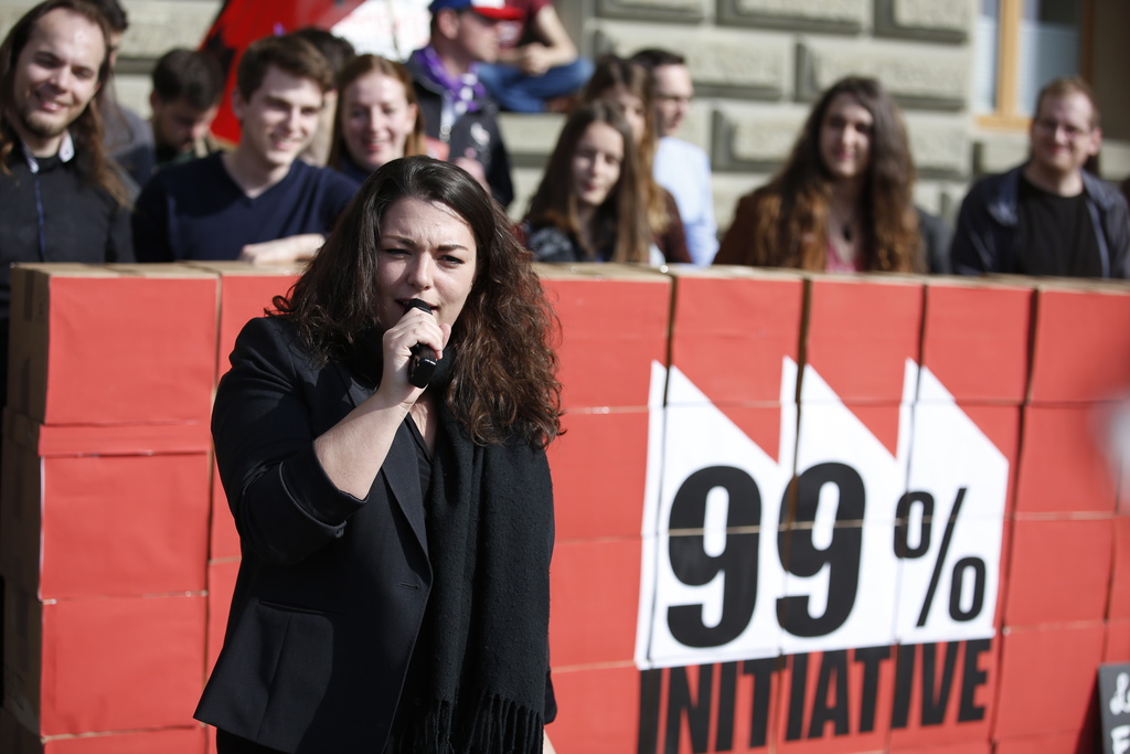 Tamara Funiciello, présidente des Jeunes socialistes, et ses camarades ont déposé leur texte mardi.