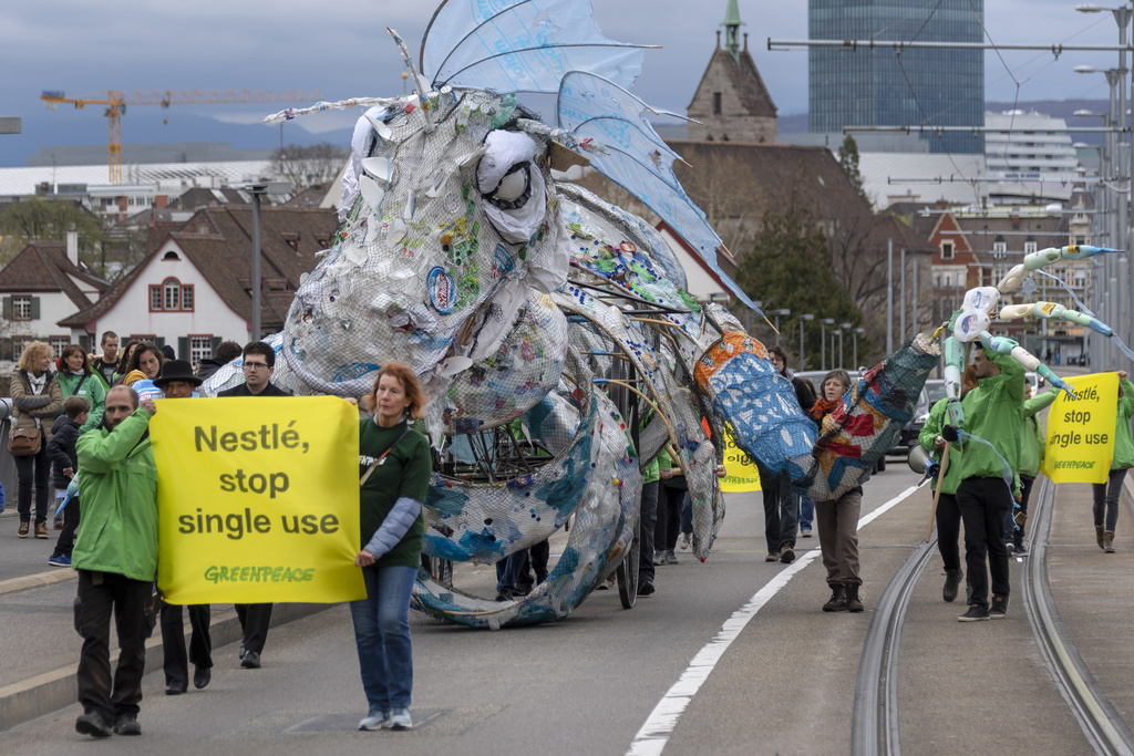 Le monstre est constitué d'emballages Nestlé à usage unique en plastique qui ont été retirés de la mer aux Philippines ou ramassés lors de nettoyages de plages.