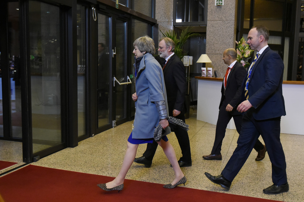 Theresa May a accepté la proposition, même si elle avait plaidé plus tôt pour un report jusqu'au 30 juin seulement.