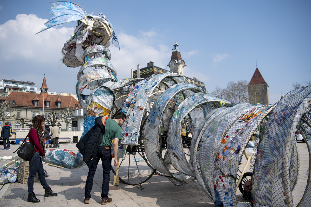 Les organisateurs sensibilisent le public au plastique et proposent des alternatives durables.