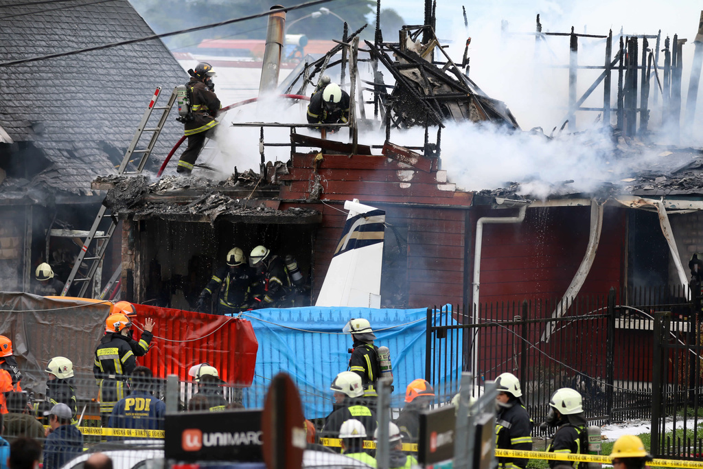 L'avion a touché des câbles électriques avant de s'écraser sur une maison et de prendre feu.