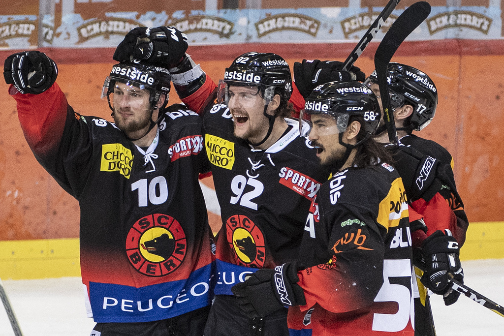 Les joueurs de Berne Tristan Scherwey, Gaetan Haas et Eric Blum célèbrent le troisième but de leur équipe contre Zoug dans le troisième acte de la finale des playoffs de National League.