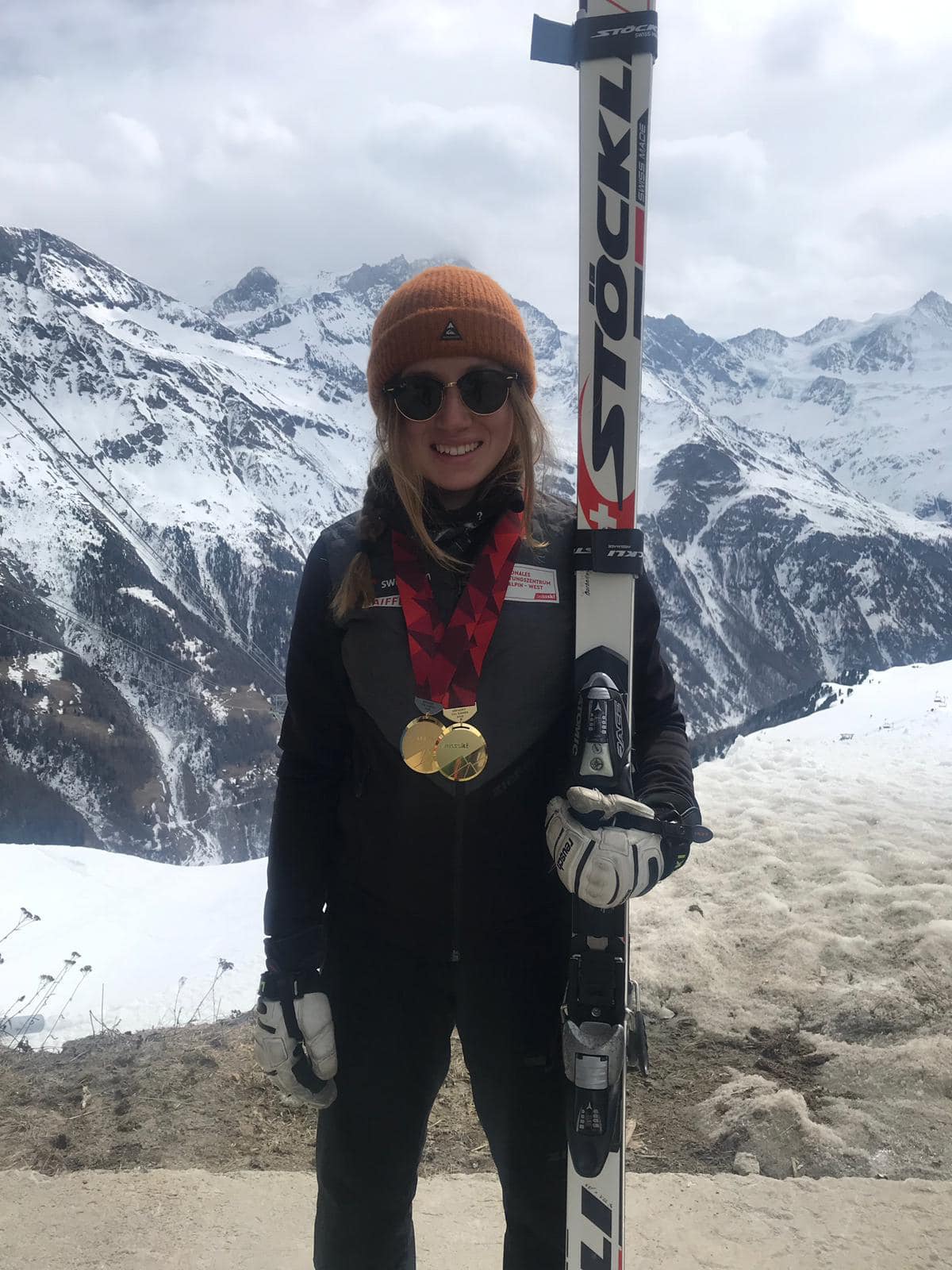 Coup double pour Delphine Darbellay qui signe une première victoire FIS et qui devient championne de Suisse junior de descente. 