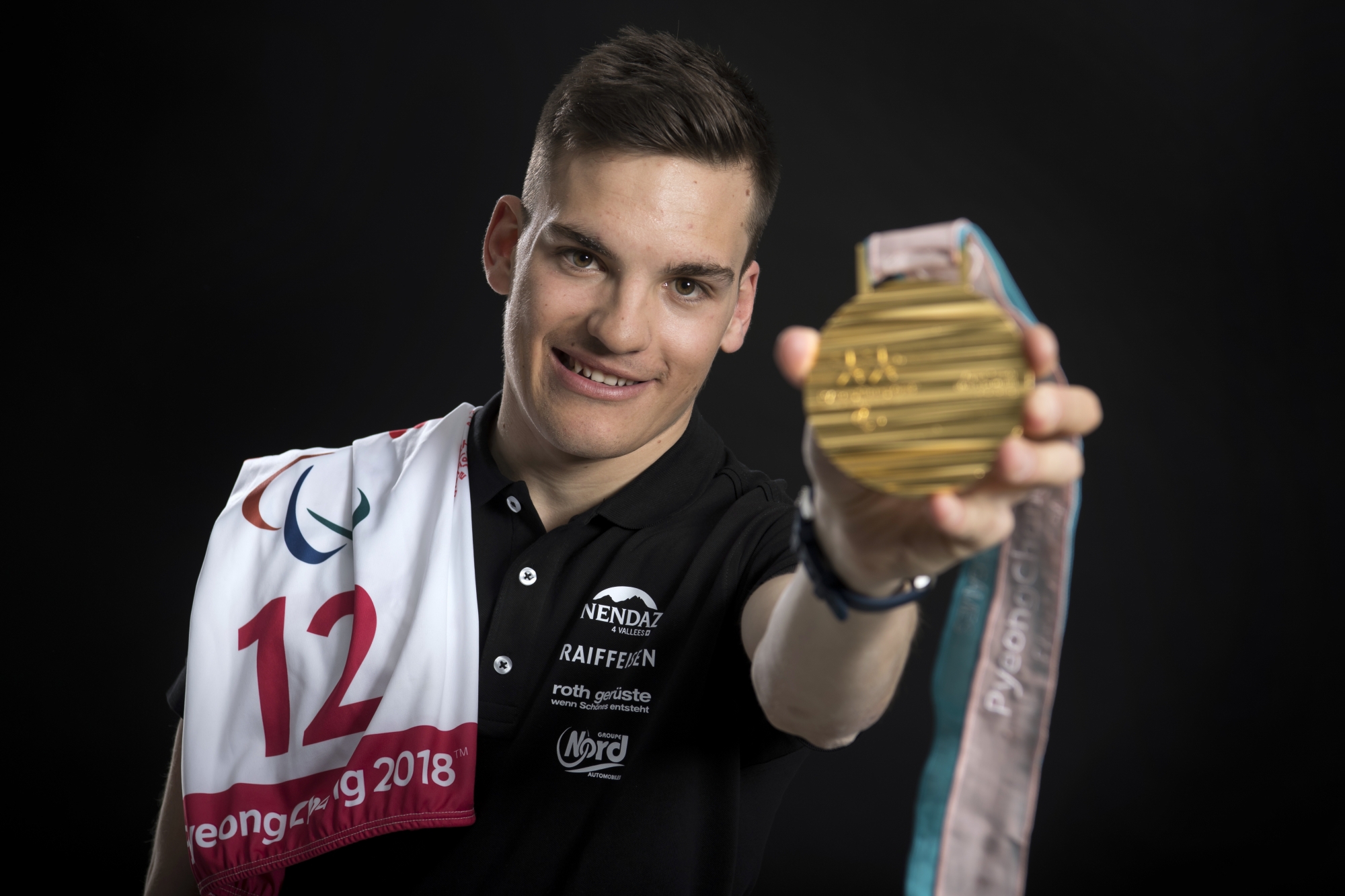 Théo Gmür, 22 ans, est un sportif d'élite. Champion paralympique 2018 de descente, super-G et géant, le Valaisan investit toute son énergie dans cette quête de la victoire.