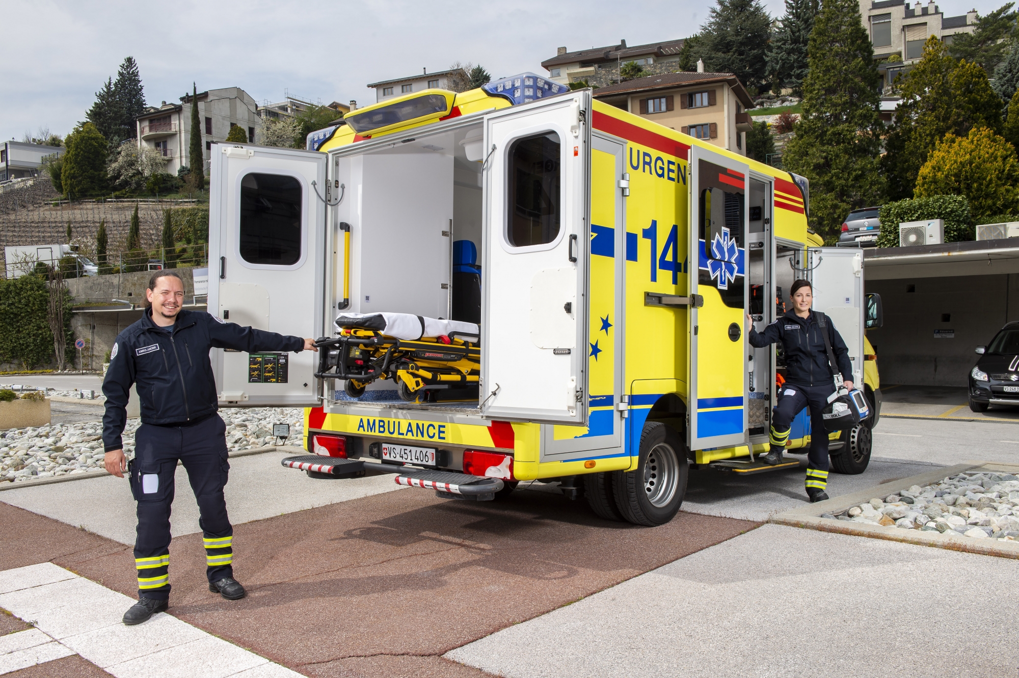 Les ambulanciers Thomaz Melly et Sabrina Solioz nous présentent leurs équipements.