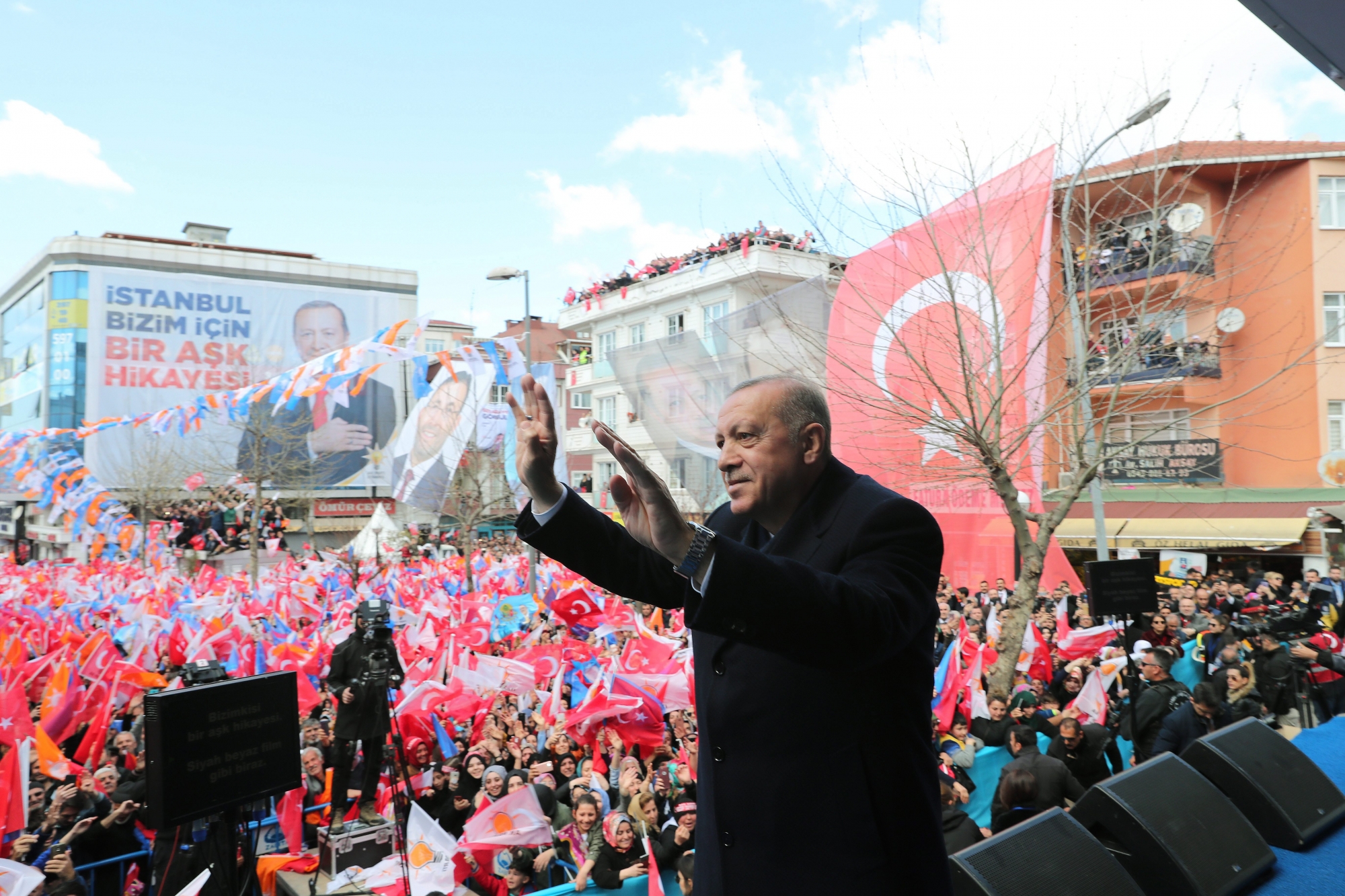 epa07471135 A handout photo made available by the Turkish President Press office shows Turkish President Recep Tayyip Erdogan greeting his supporters during his Justice and Development Party (AK Party) local election campaign rally in Istanbul, Turkey, 29 March 2019. Local elections in Turkey's capital and the country's overall 81 provinces are scheduled for 31 March 2019.  EPA/TURKISH PRESIDENT PRESS OFFICE HANDOUT  HANDOUT EDITORIAL USE ONLY/NO SALES TURKEY LOCAL ELECTIONS
