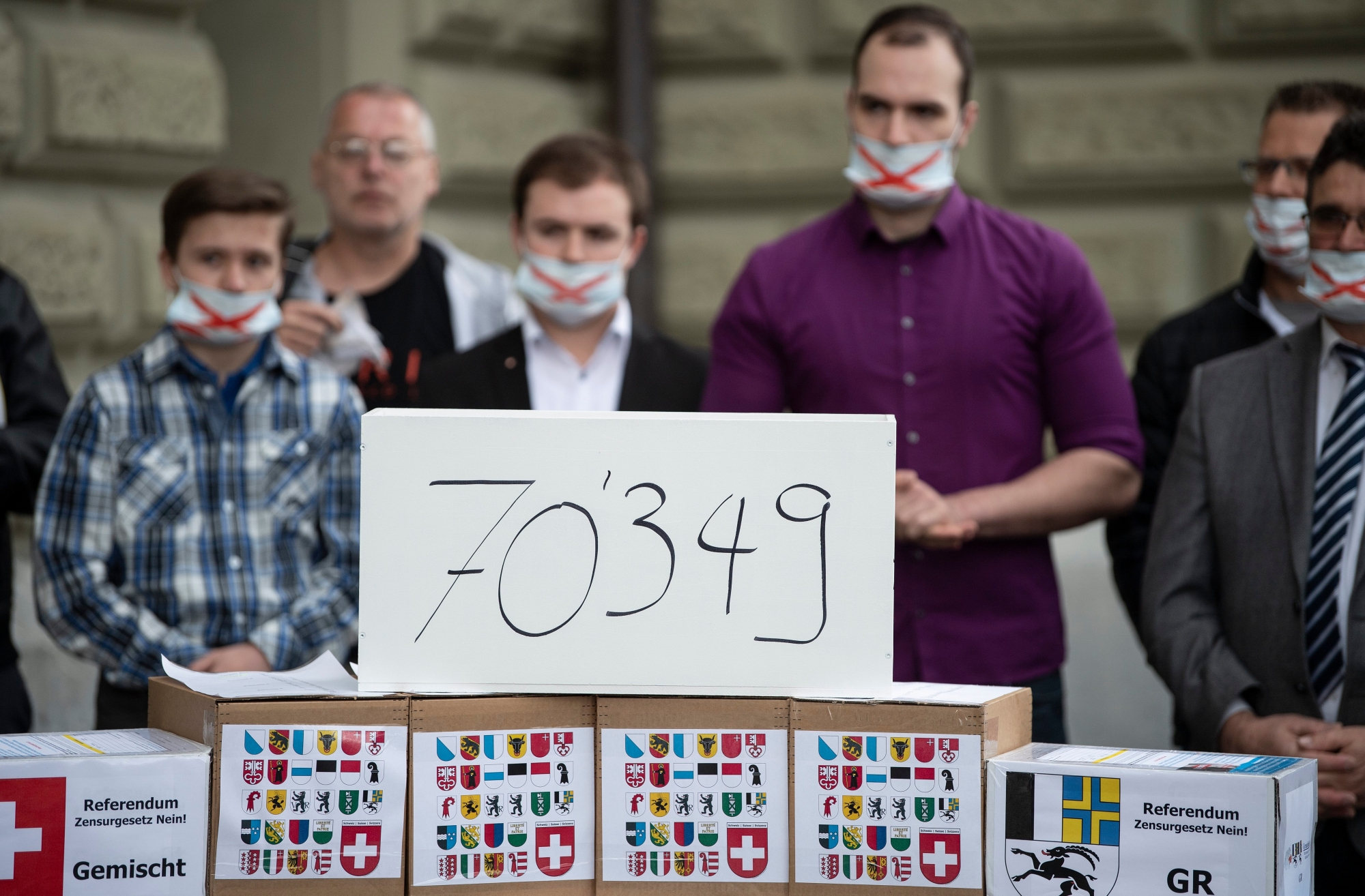 Personen vom ueberparteilichen Referendumskomitee reichen die Petition "Nein zu diesem Zensurgesetz" ein, am Montag, 8. April 2019, in Bern. Das Referendumskomitee konnte ueber 70 000 Unterschriften fuer das Referendum gegen die Erweiterung der Rassismus-Strafnorm sammeln. (KEYSTONE/Peter Schneider) SCHWEIZ UNTERSCHRIFTENEINREICHUNG REFERENDUM RASSISMUS-STRAFNORM