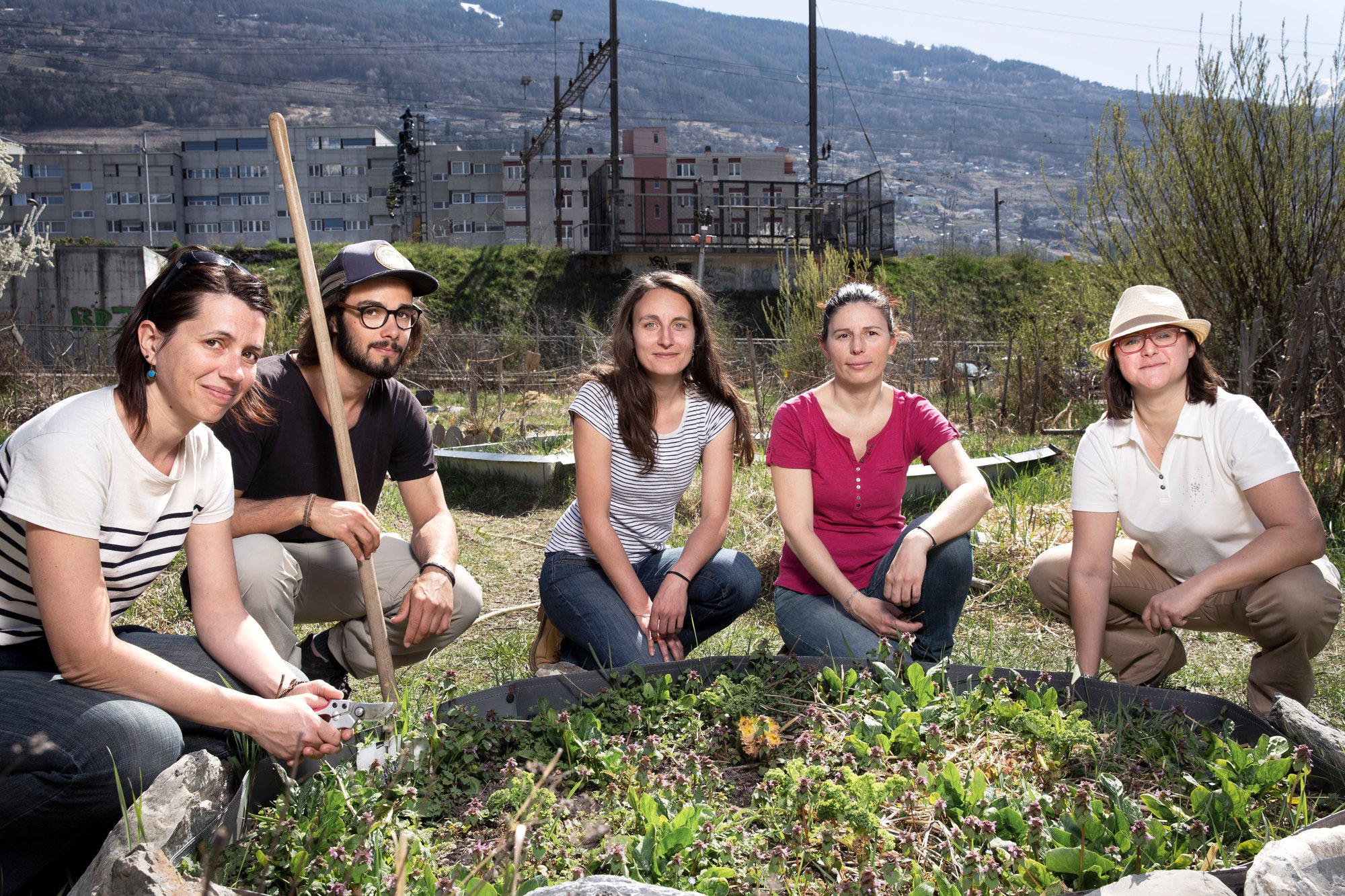 Emilie, Félix, Laura, Nathalie et Bénédicte se réjouissent d'entamer la saison au jardin partagé de Sion.