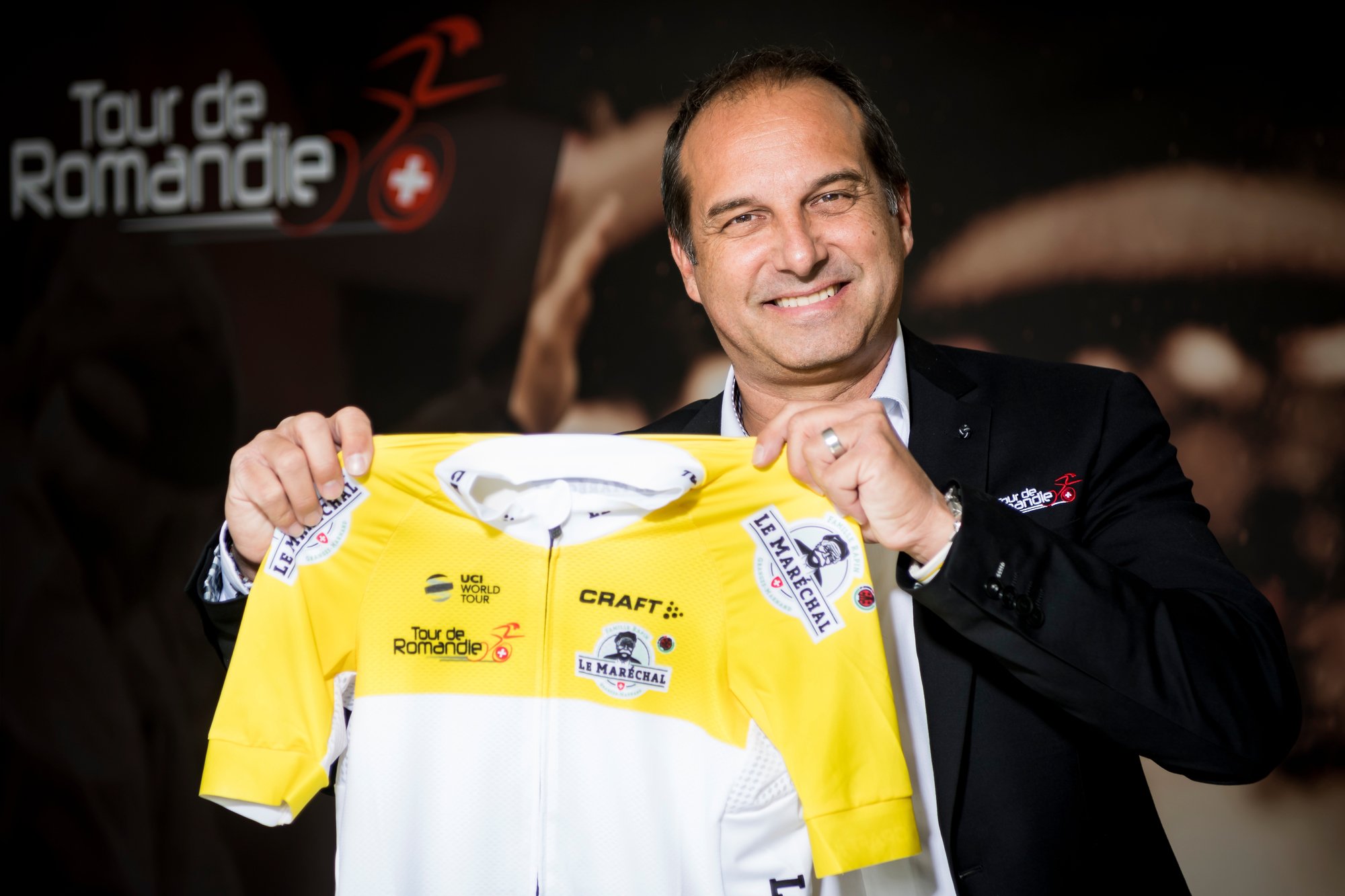 Le maillot jaune que tient Richard Chassot, directeur du Tour de Romandie, sera-t-il acquis à Torgon, le samedi soir, ou à Genève, le lendemain?