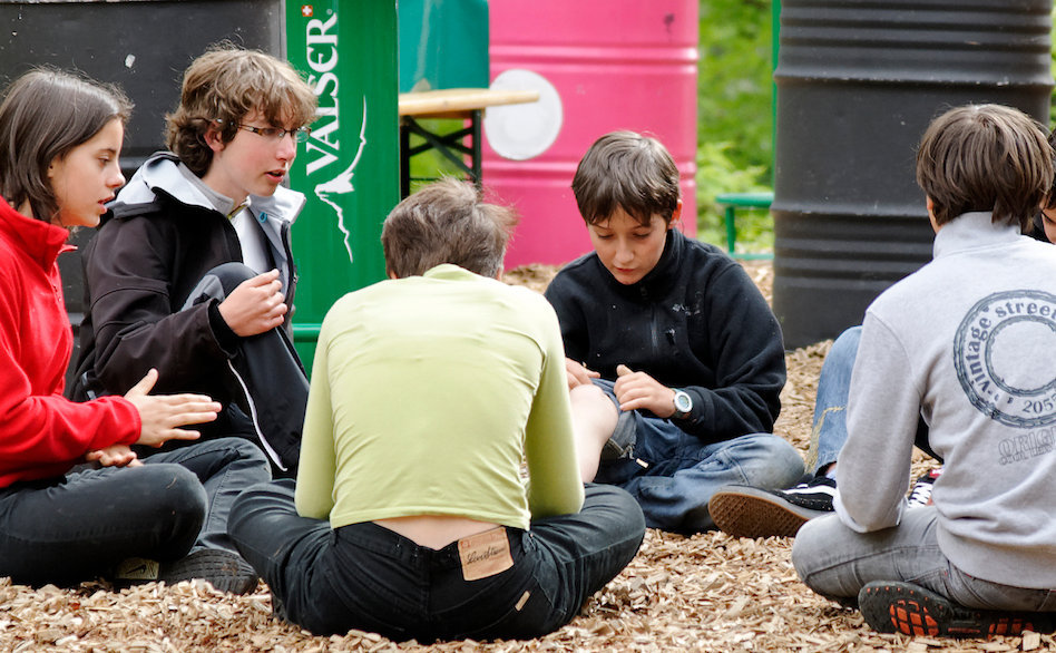 Durant l'atelier, les adolescents sont invités à échanger sur des sujets qui les préoccupent.