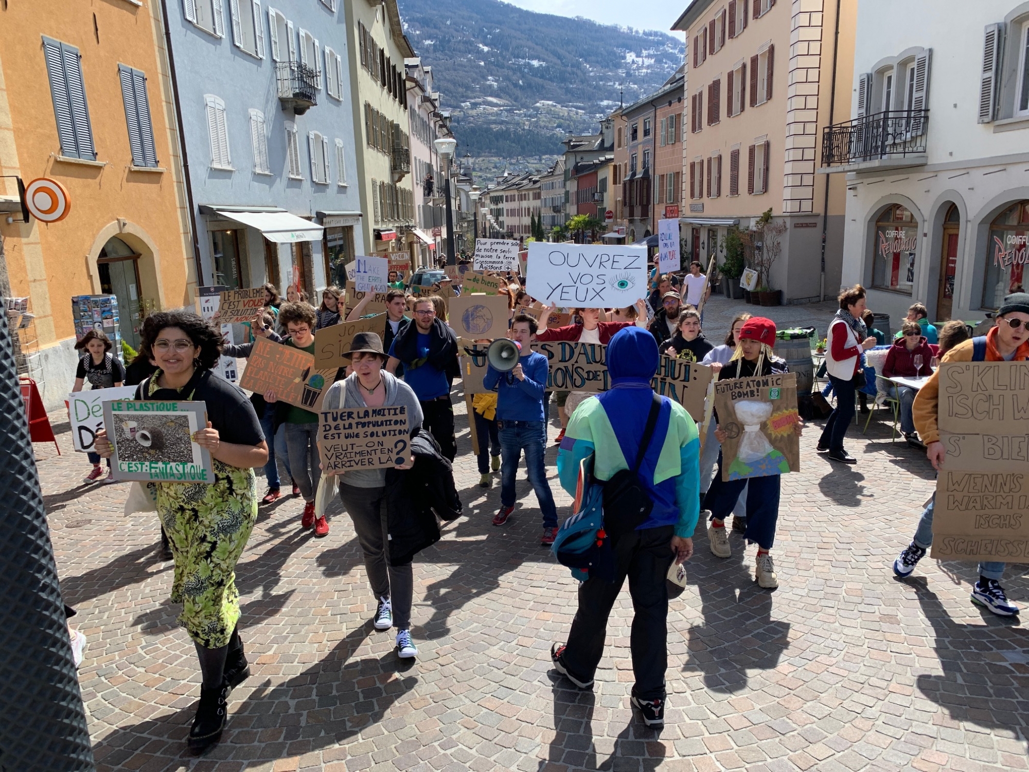 Les jeunes étaient bien présents à l'avant de la marche pour le climat de ce samedi à Sion. Mais très peu nombreux à l'arrière.