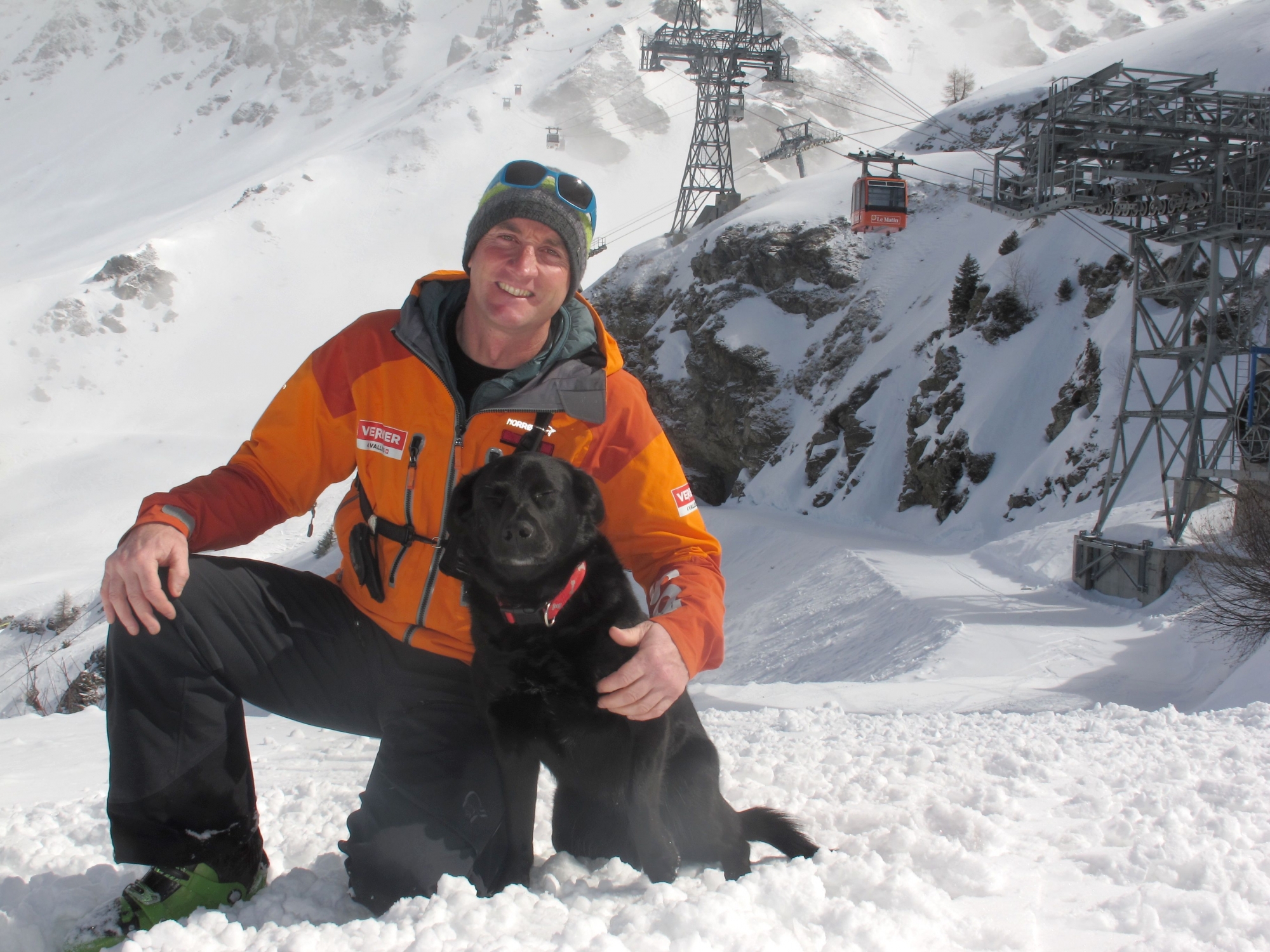 A l'issue de sa saison d'hiver à Verbier, en tant que patrouilleur et sauveteur, Lionel Michaud, qui pose ici aux Ruinettes avec son chien d'avalanche Kaya, s'est envolé pour l'Alaska où il va piloter pendant six mois un hélicoptère.