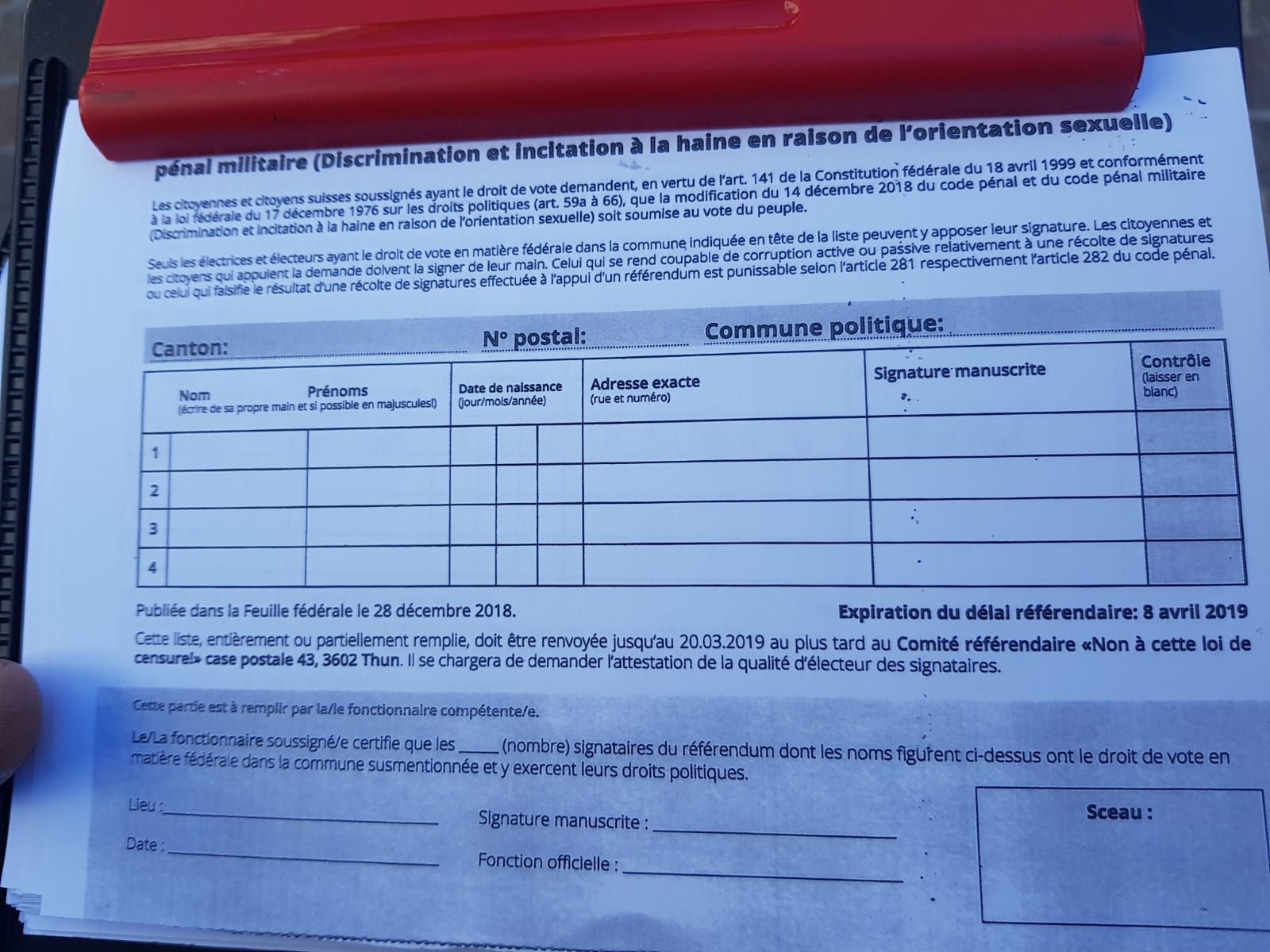 La présentation des feuilles de signatures du référendum fausse la compréhension du texte.