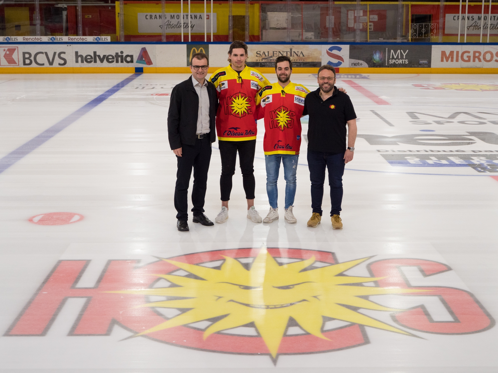 Mike Wyniger et Nicolas Dozin sont entourés par Alain Bonnet, président du HC Sierre, et Christophe Fellay, directeur technique.