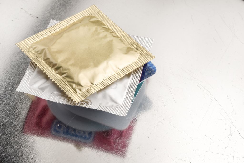 L'utilisation du préservatif reste l'un des meilleurs moyens de se protéger contre les IST avec la vaccination et la PrEP.