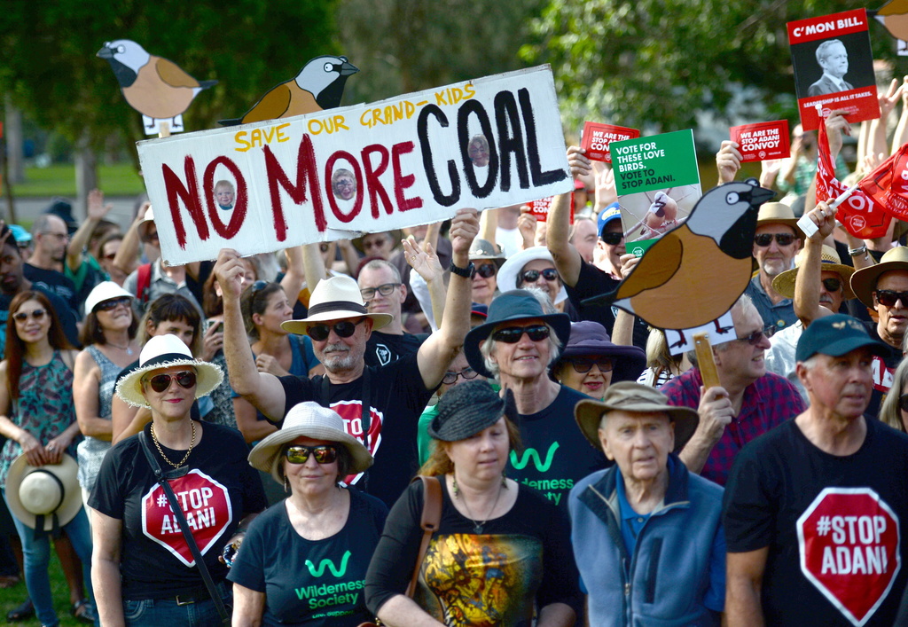 De nombreux Australiens s'opposent au projet: ils font valoir que le charbon produit contribuera au réchauffement climatique global.