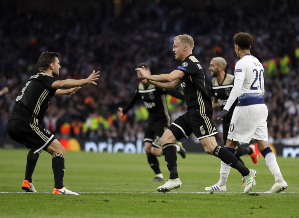 Donny van de Beek (en noir à droite) exulte après le but qui permet à l'Ajax de gagner le match.