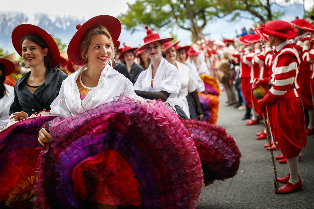 Des acteurs figurants défilent en costume avant la cérémonie de proclamation de la Fête des Vignerons 2019, à Vevey.