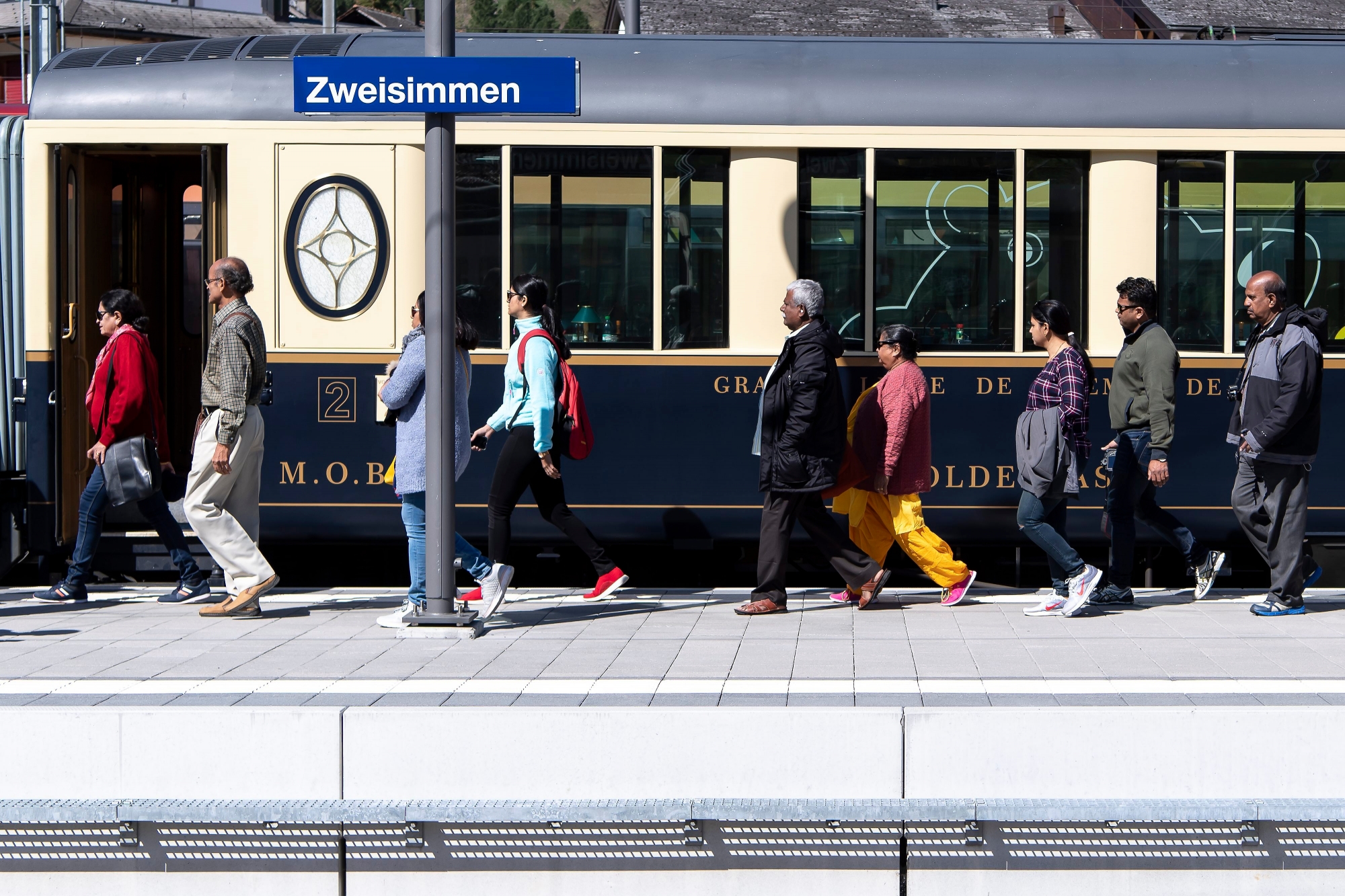 Des touristes montent dans des voitures Belle Epoque du MOB, ce mercredi 1er mai 2019, a la gare de Zweisimmen. (KEYSTONE/Anthony Anex) SCHWEIZ MOB