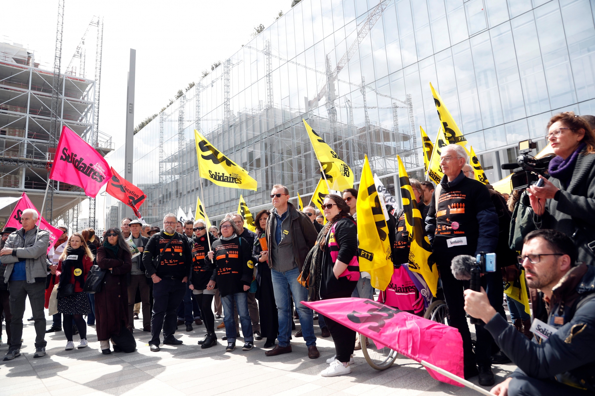 French unions members demonstrate at the start of the trial of French group France Telecom in front of the Paris' courthouse, Monday, May 6, 2019. French telecom giant Orange and seven former or current managers are going on trial accused of moral harassment over a wave of employee suicides a decade ago. (AP Photo/Thibault Camus) France Phone Company Suicides