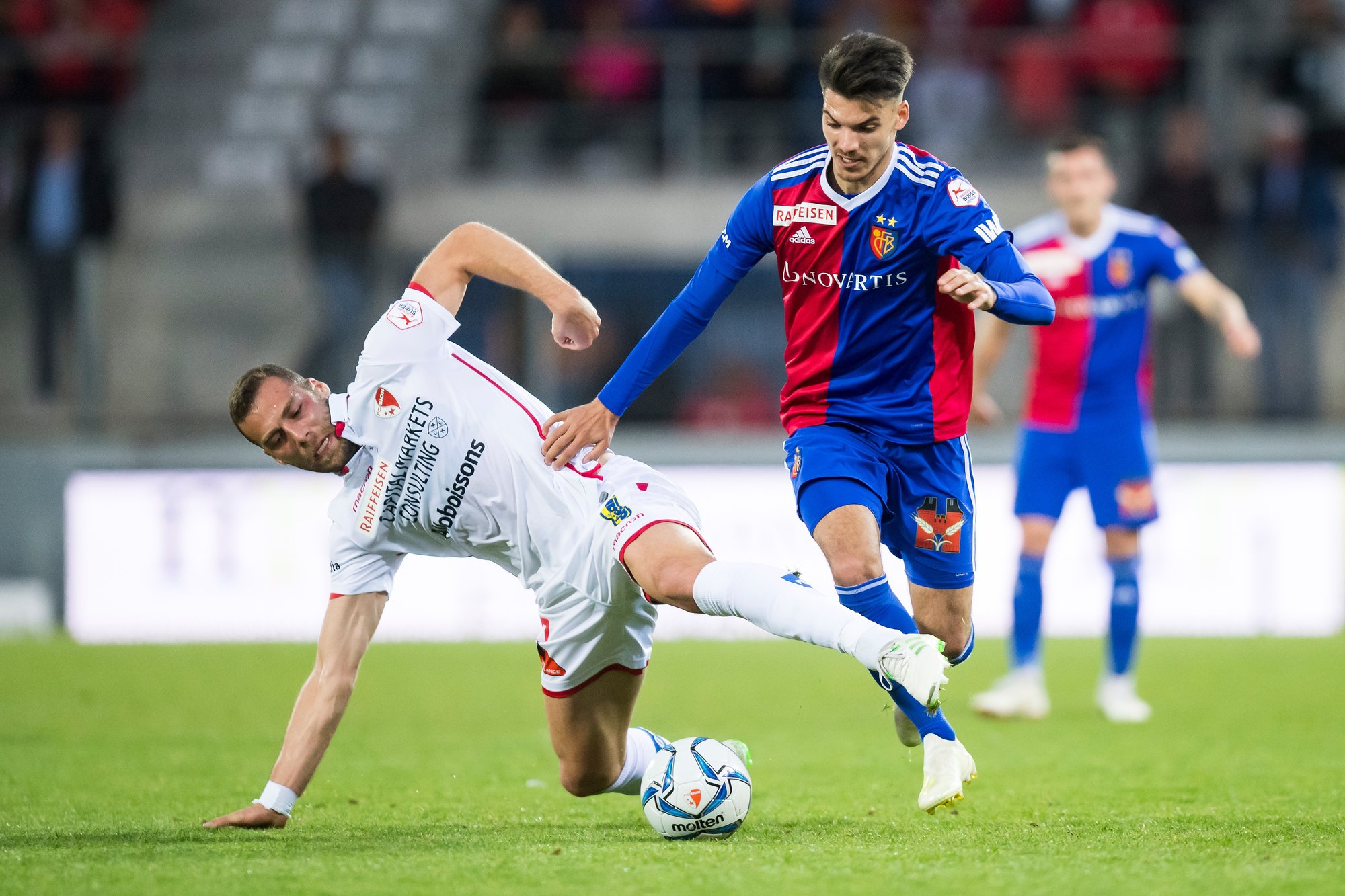 Le milieu valaisan Pajtim Kasami, gauche, lutte pour le ballon avec le defenseur balois Raoul Petretta, droite, lors de la rencontre de football de Super League entre le FC Sion et le FC Basel 1893 ce vendredi 19 avril 2019 au stade de Tourbillon a Sion. (KEYSTONE/Jean-Christophe Bott)