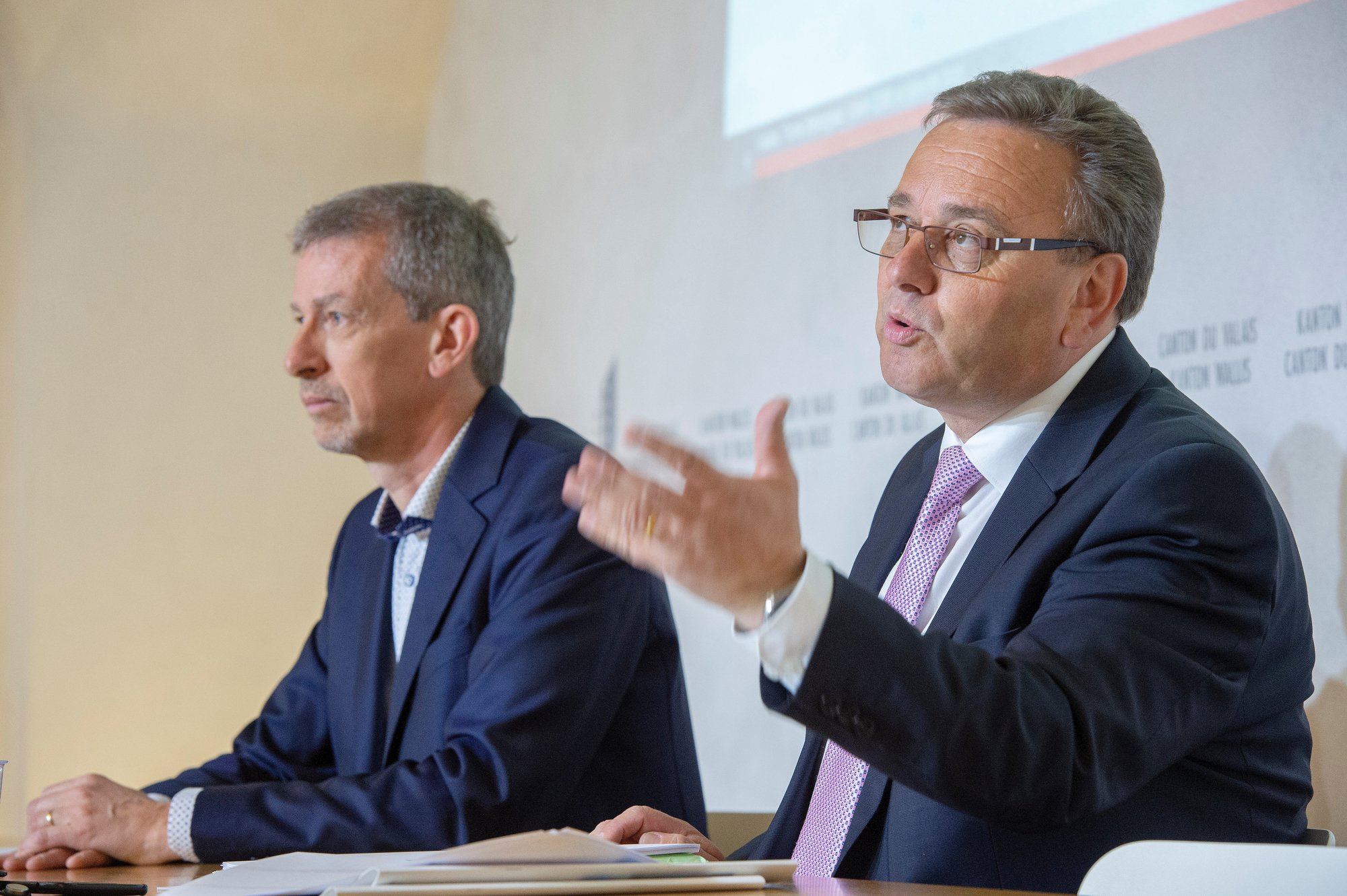Roberto Schmidt, conseiller d'Etat chargé de l'énergie, a présenté lundi 29 avril 2019 la vision 2060 et les objectifs énergétiques 2035 en compagnie de son chef de service Joël Fournier (à gauche).