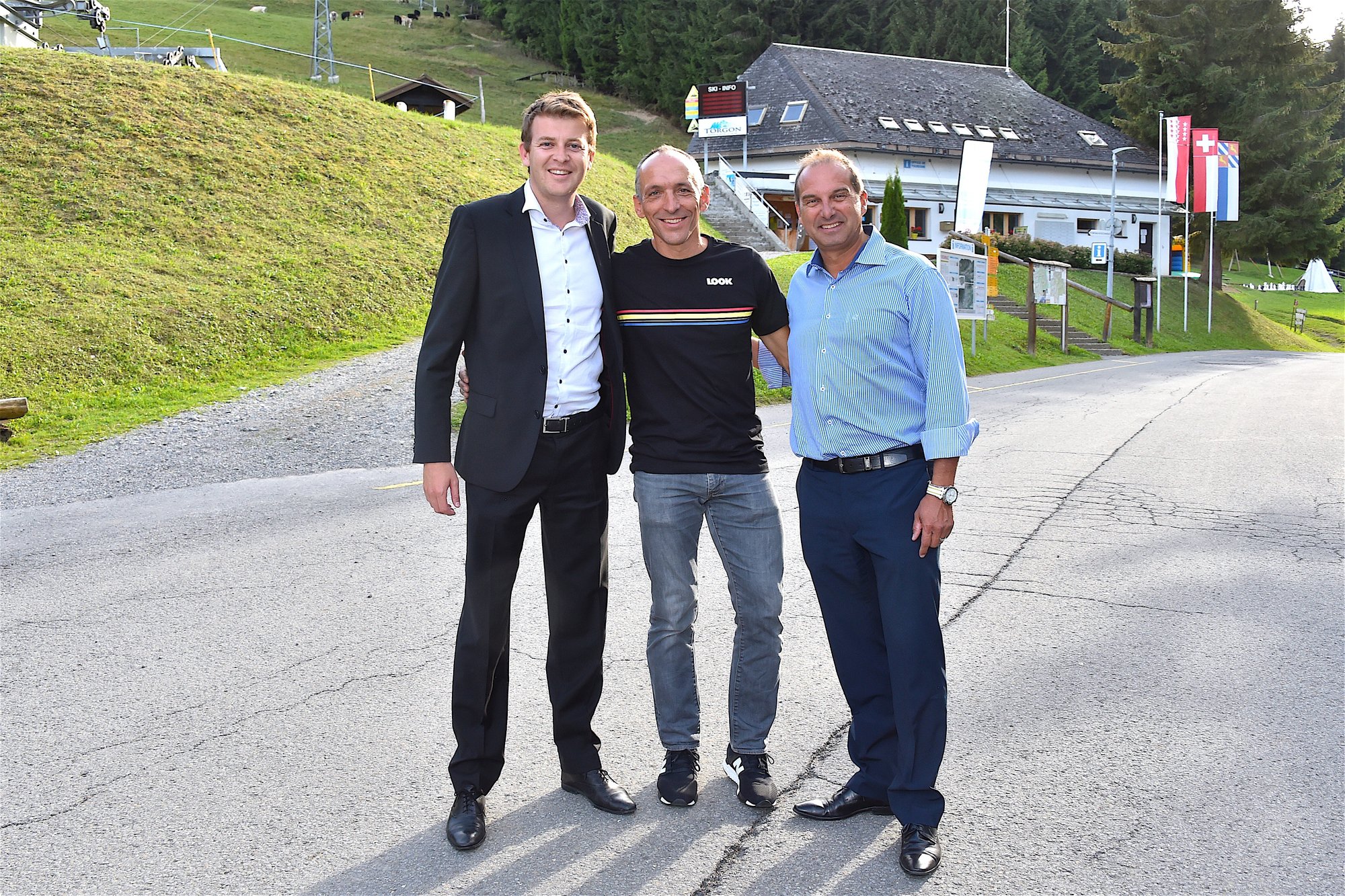 Xavier Mottet, président du comité d'organisation, Jean-Yves Vassalli, vice-président et Richard Chassot, directeur du Tour de Romandie, attendent le peloton à Torgon, samedi.