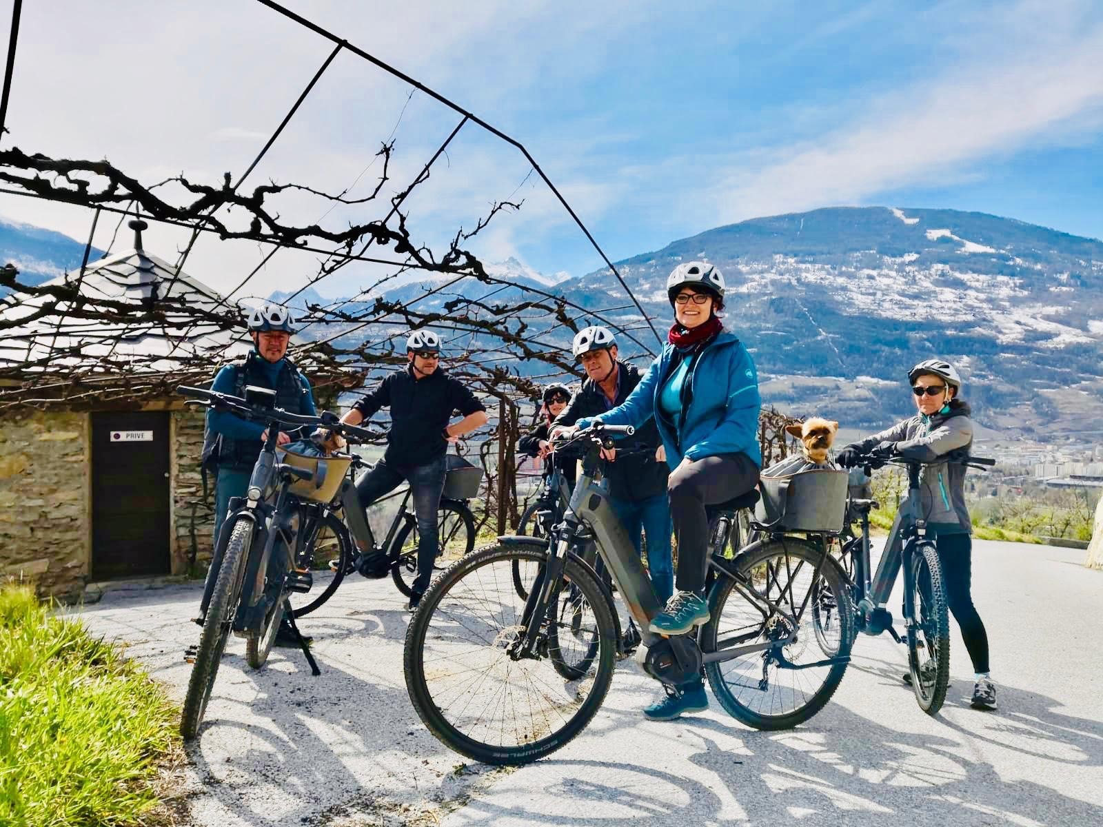 Marier œnotourisme et vélo électrique: une première en Valais.