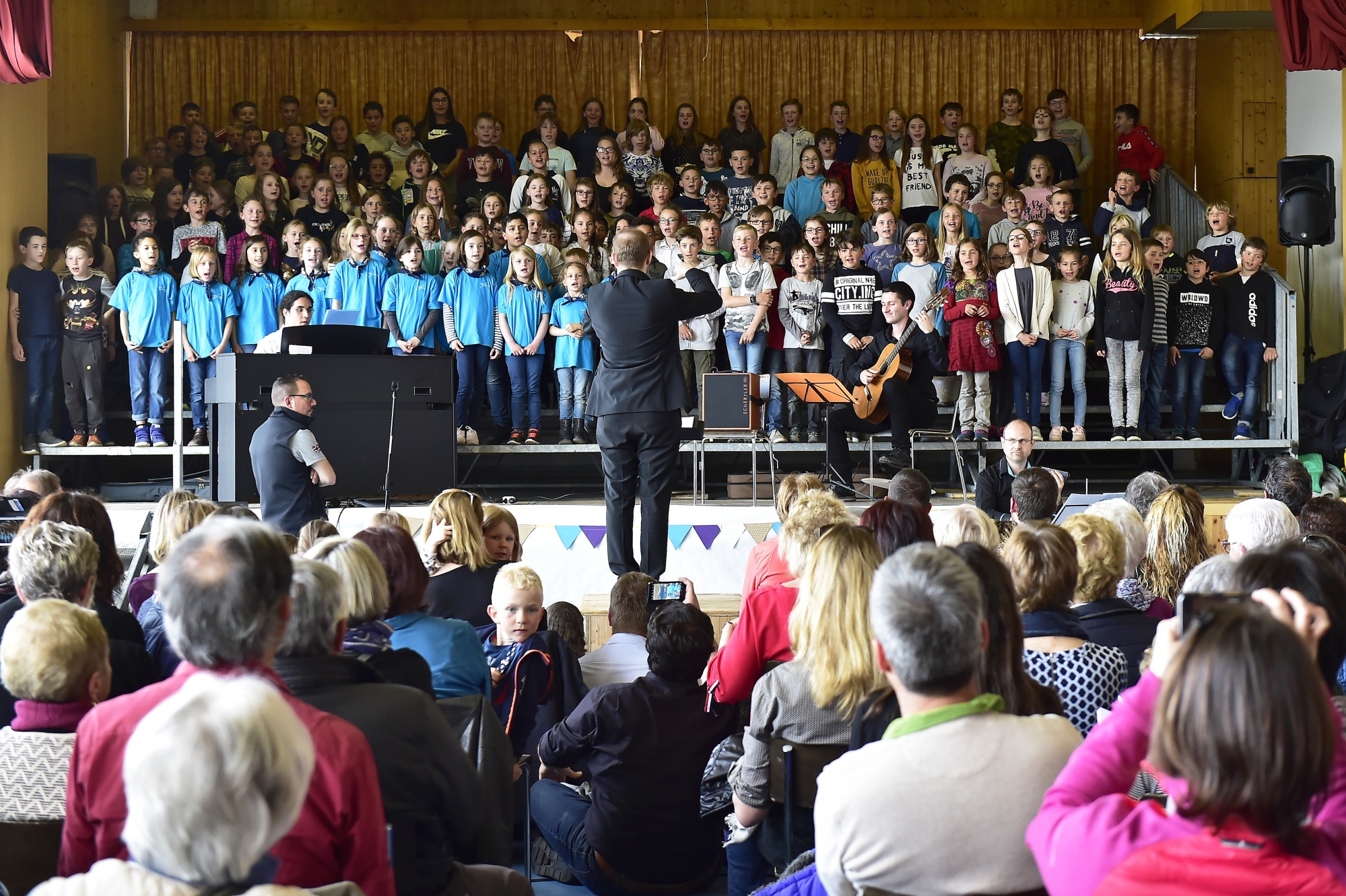 A Veysonnaz, les enfants ont offert au public un moment musical inoubliable avec le concert de l'Atelier B, dirigé par Mathieu Constantin lors du 58e festival de l'Union chorale du Centre.