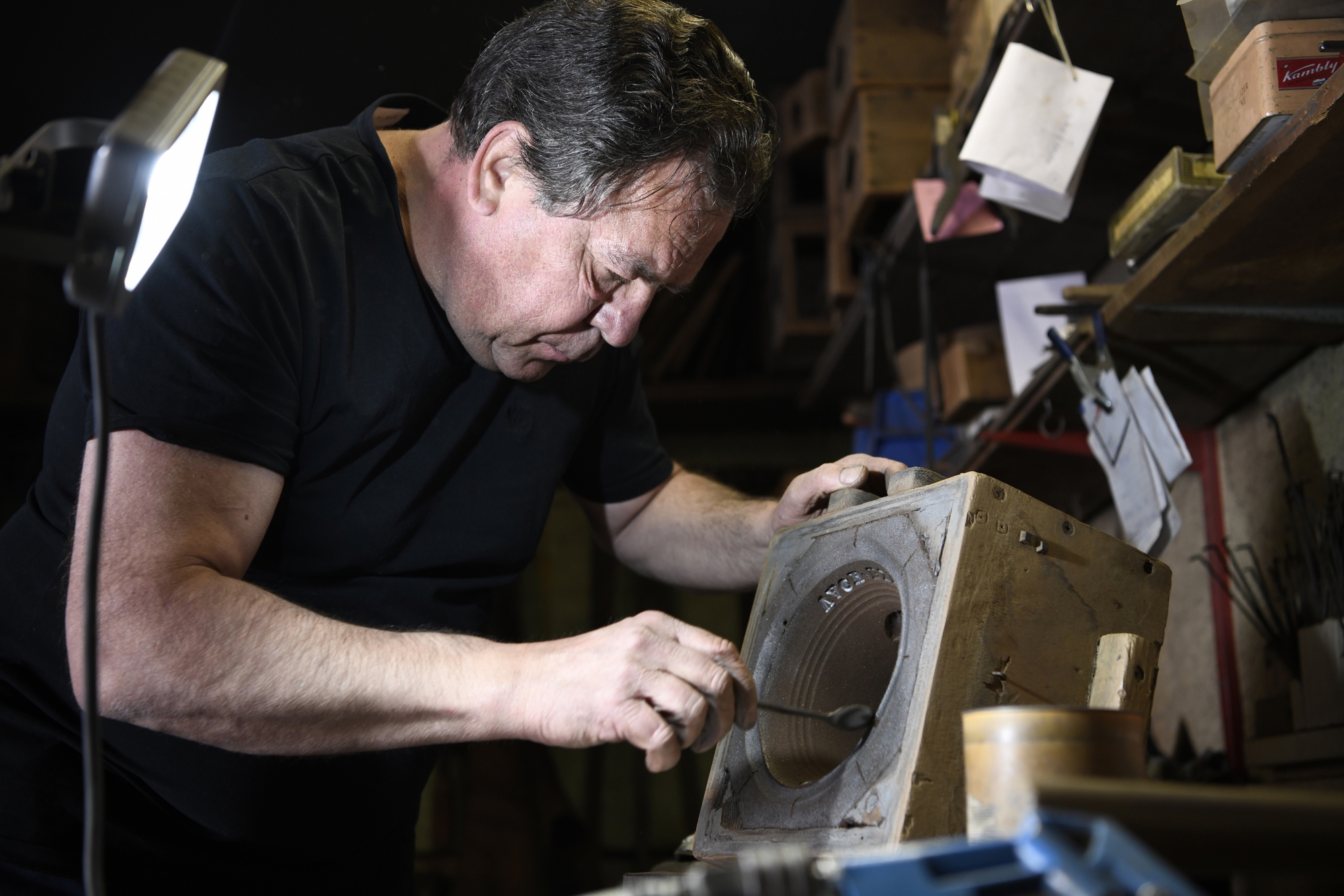 Hugues Perrin crée environ 200 cloches artisanales par année.