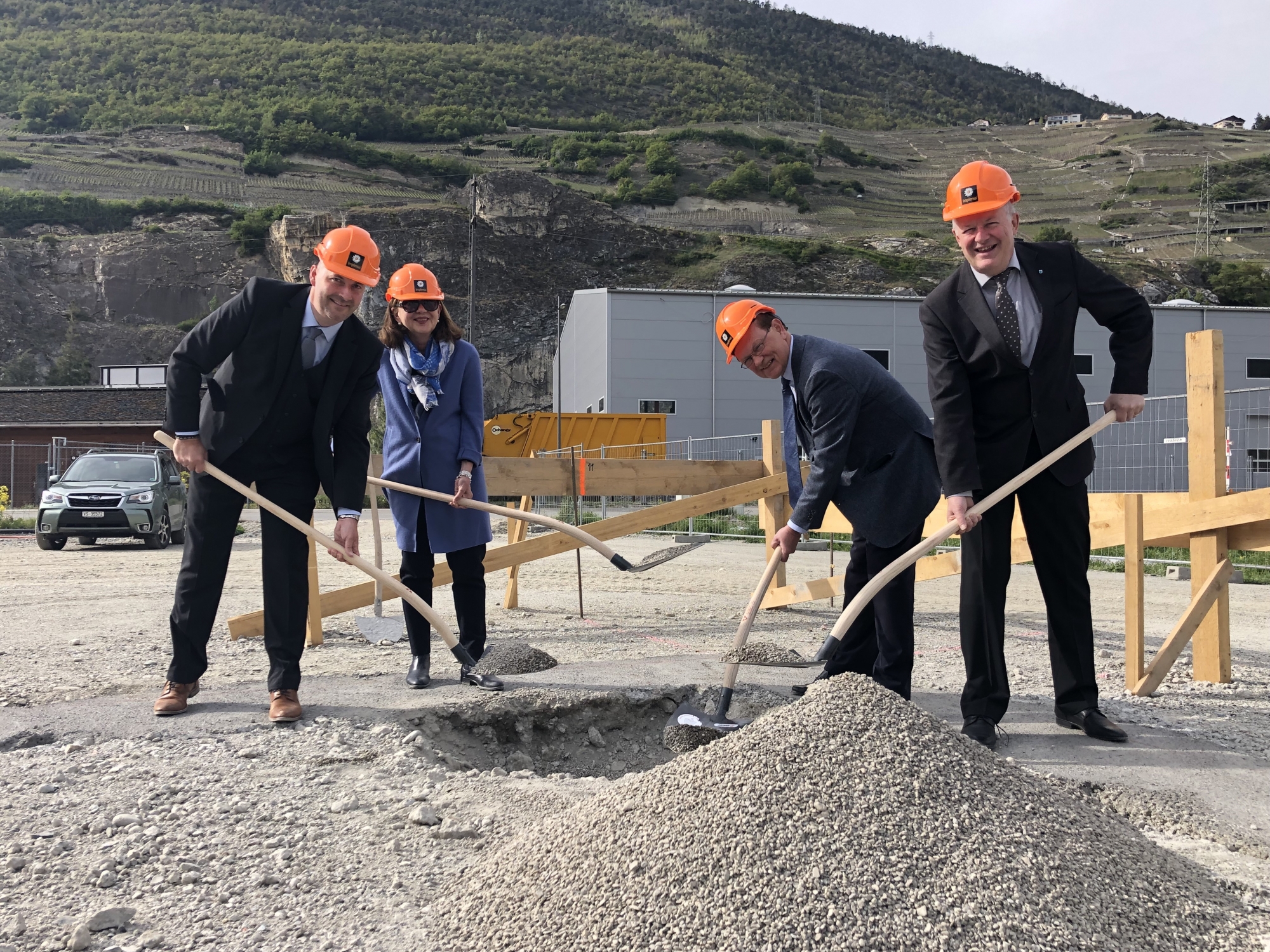 La construction du futur siège de Gotec SA a été lancée mardi soir à Mangold. De g. à d.: Frédéric Dayer, directeur, Marion Eckerle-Rixhon et Michael Eckerle, actionnaires, et Claude-Alain Bétrisey, président de St-Léonard.