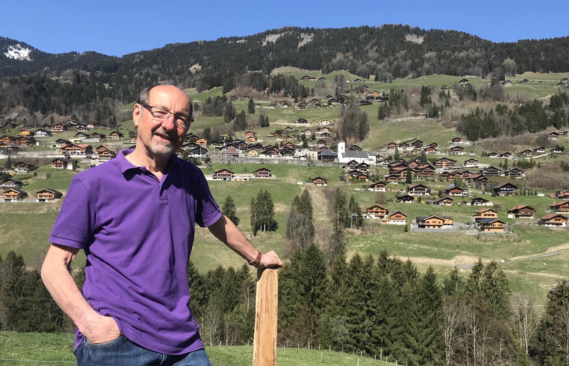 Laurent Trombert apprécie la vue sur le village depuis l'autre versant de la vallée.