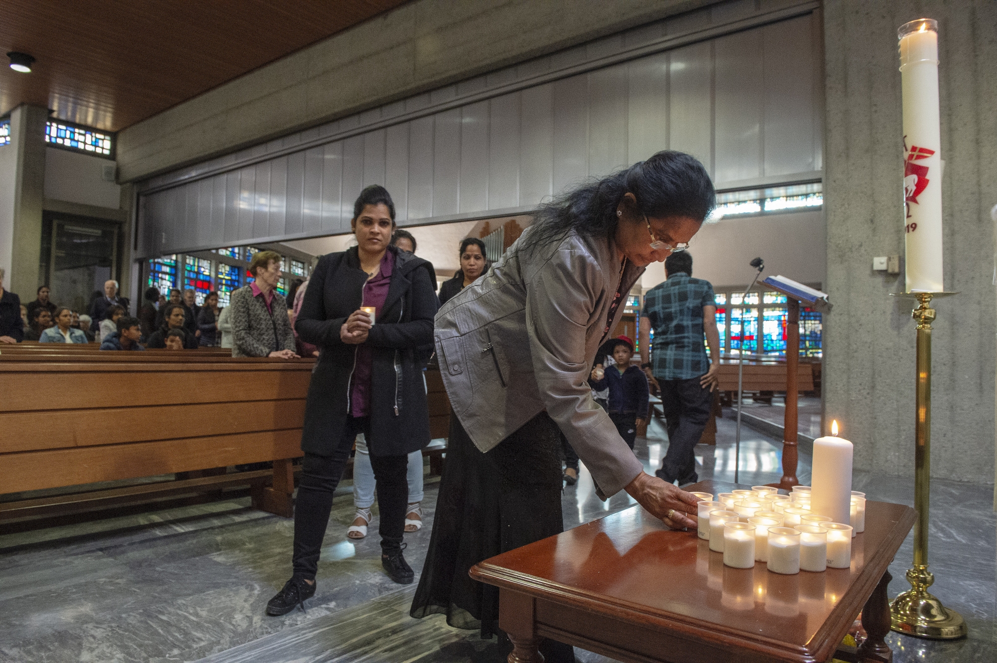 Les membres de l'Association tamoule du Valais ont allumé des bougies symbolisant l'ensemble des victimes des attentats au Sri Lanka.