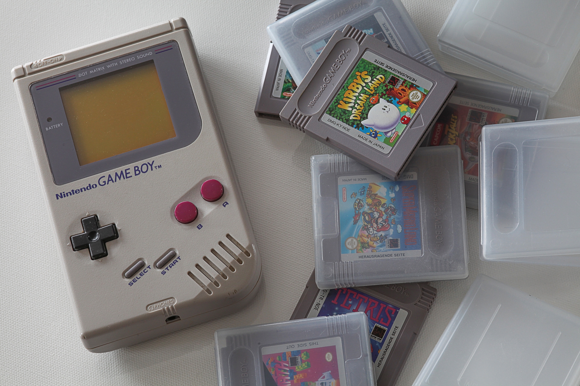 Si la Game Boy a été mise en vente au Japon le 21 avril 1989, elle est sortie en Suisse le 28 septembre 1990.