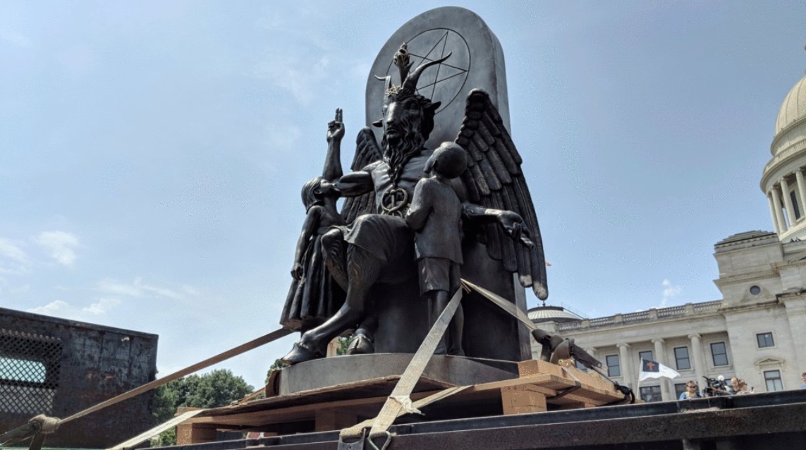 Le Satanic Temple s'est opposé à la présence d'une stèle des Dix Commandements au pied du capitole de Little Rock, la capitale de l'Arkansas, exigeant le droit d'y installer une statue de Baphomet.