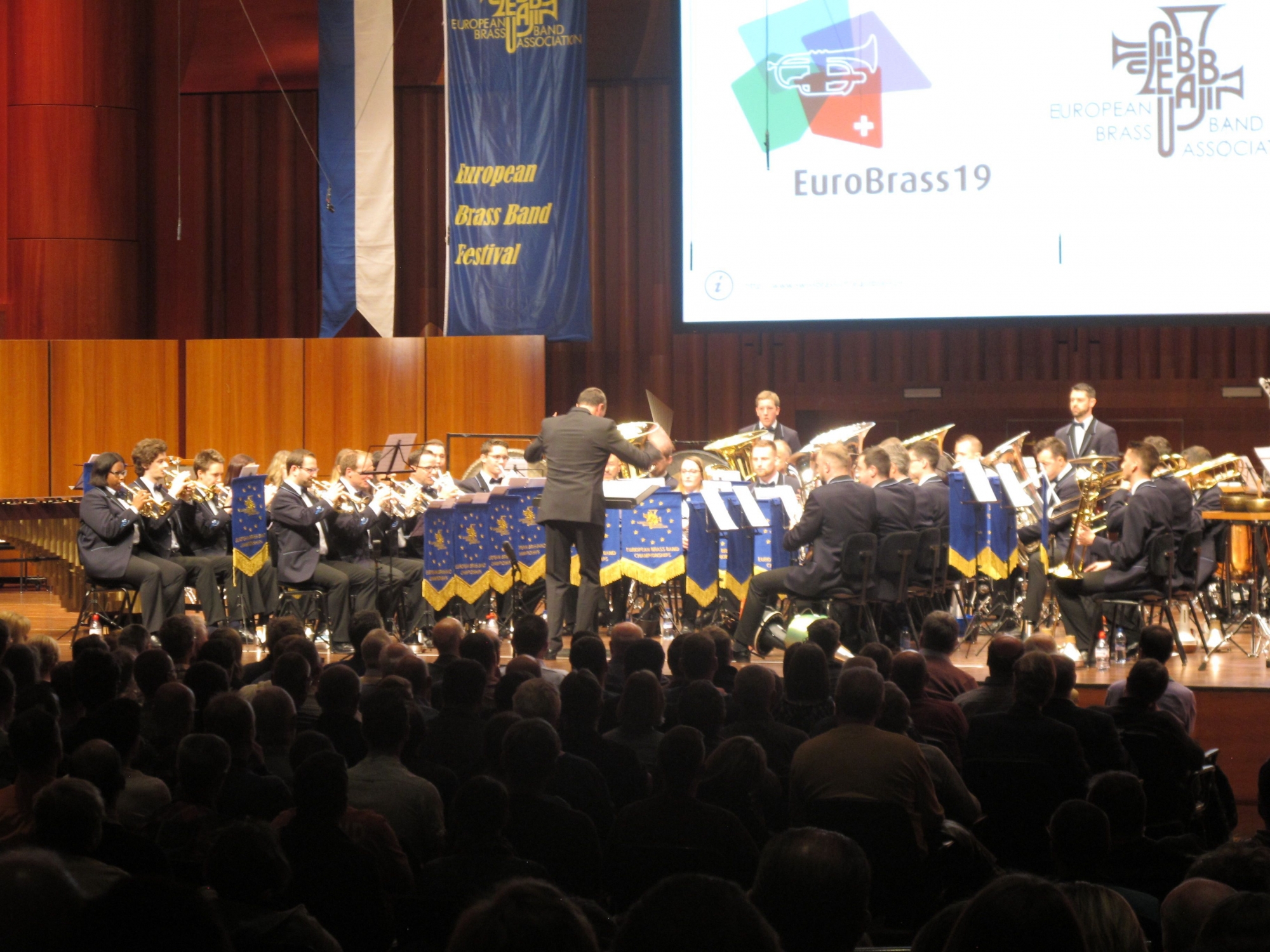 Le Valaisia Brass Band sur la scène de l'auditorium Stravinski lors de l'interprétation de la pièce imposée, composée par Ludovic Neurohr.